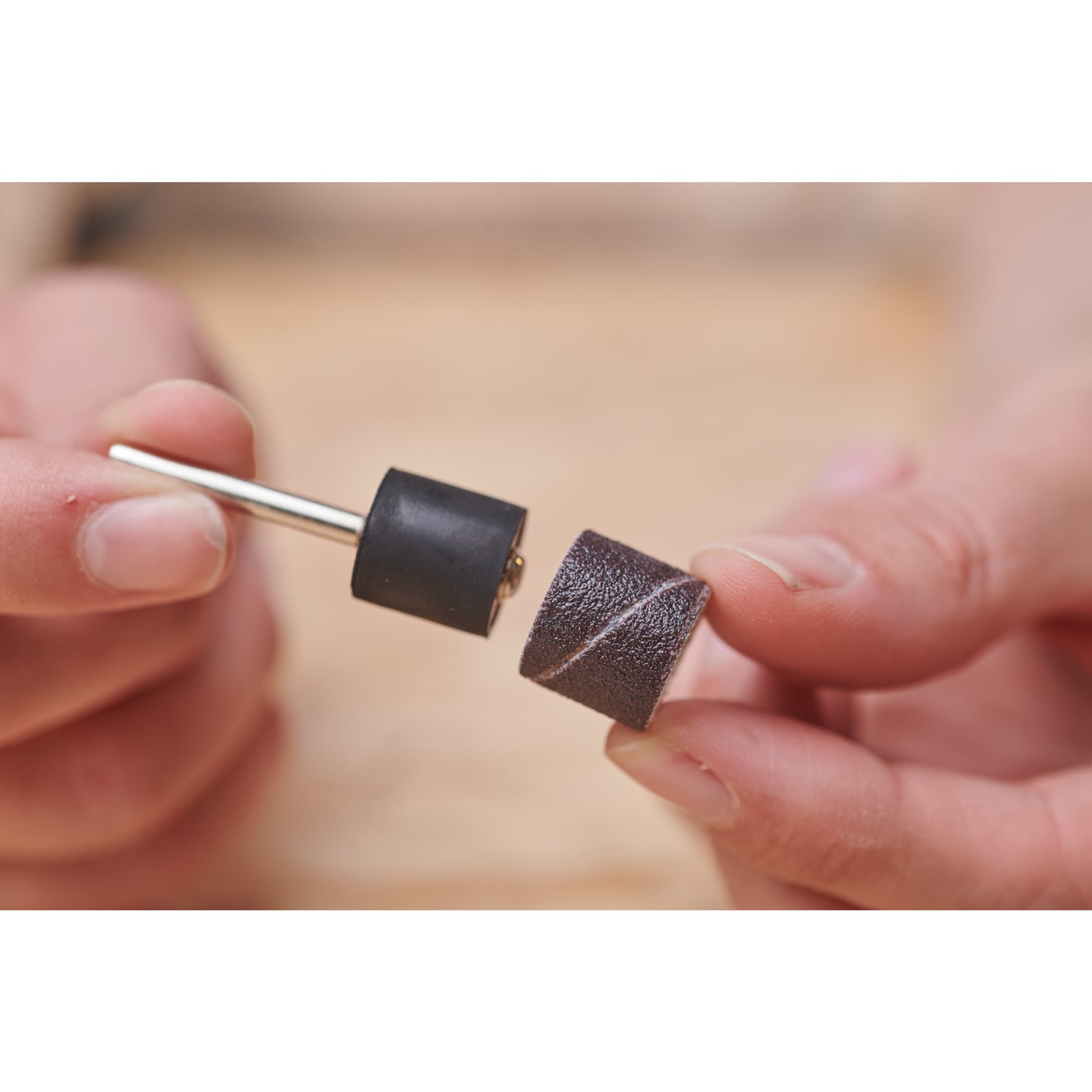 Mandrină cu bandă de șlefuire de 13 mm Ryobi RAR606 - in utilizare 1