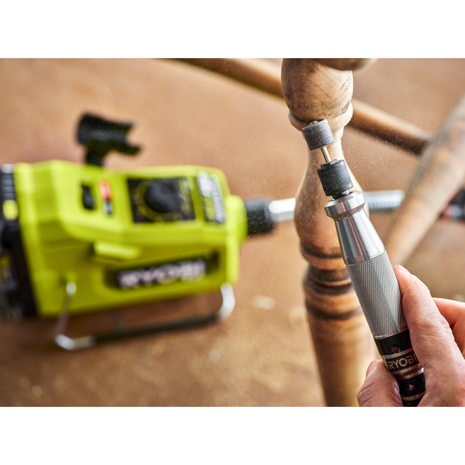 Mandrină cu bandă de șlefuire de 13 mm Ryobi RAR606 - in utilizare 2