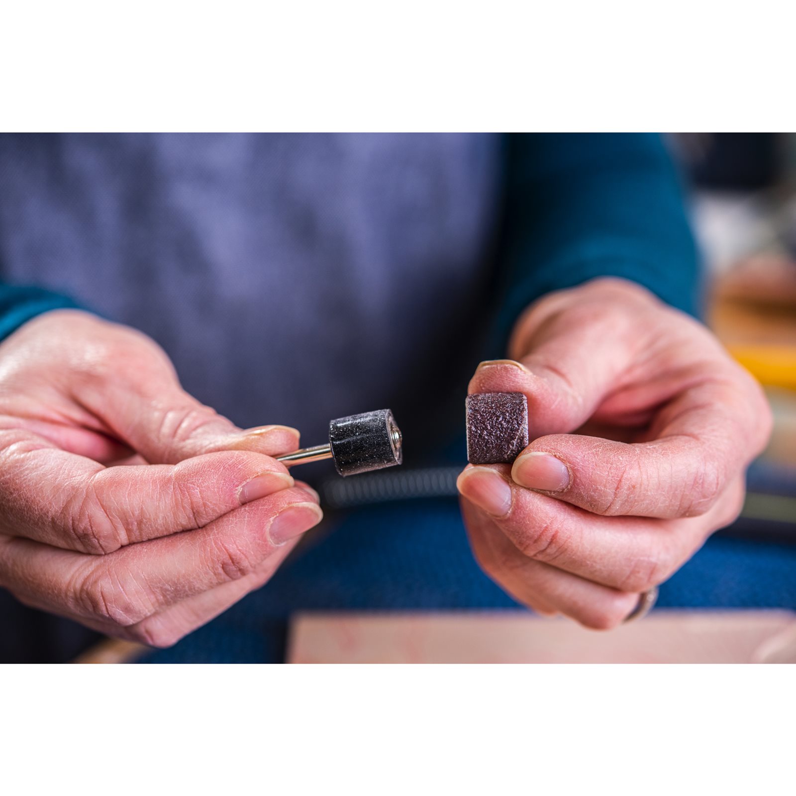Mandrină cu bandă de șlefuire de 13 mm Ryobi RAR606 - in utilizare 3