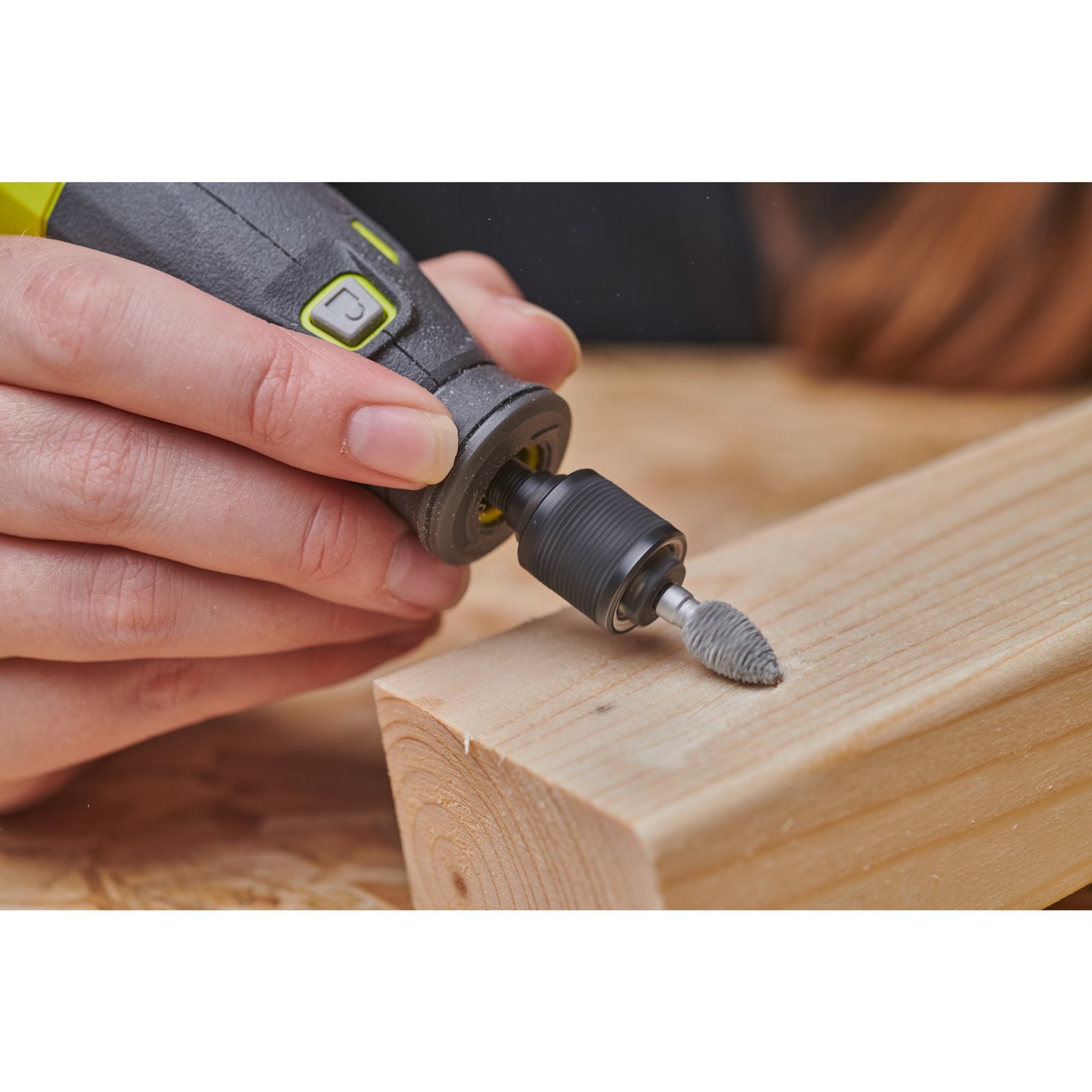 Freză fină tip flacără 8,5 mm pentru îndepărtarea materialului Ryobi RAR702 - in utilizare 1
