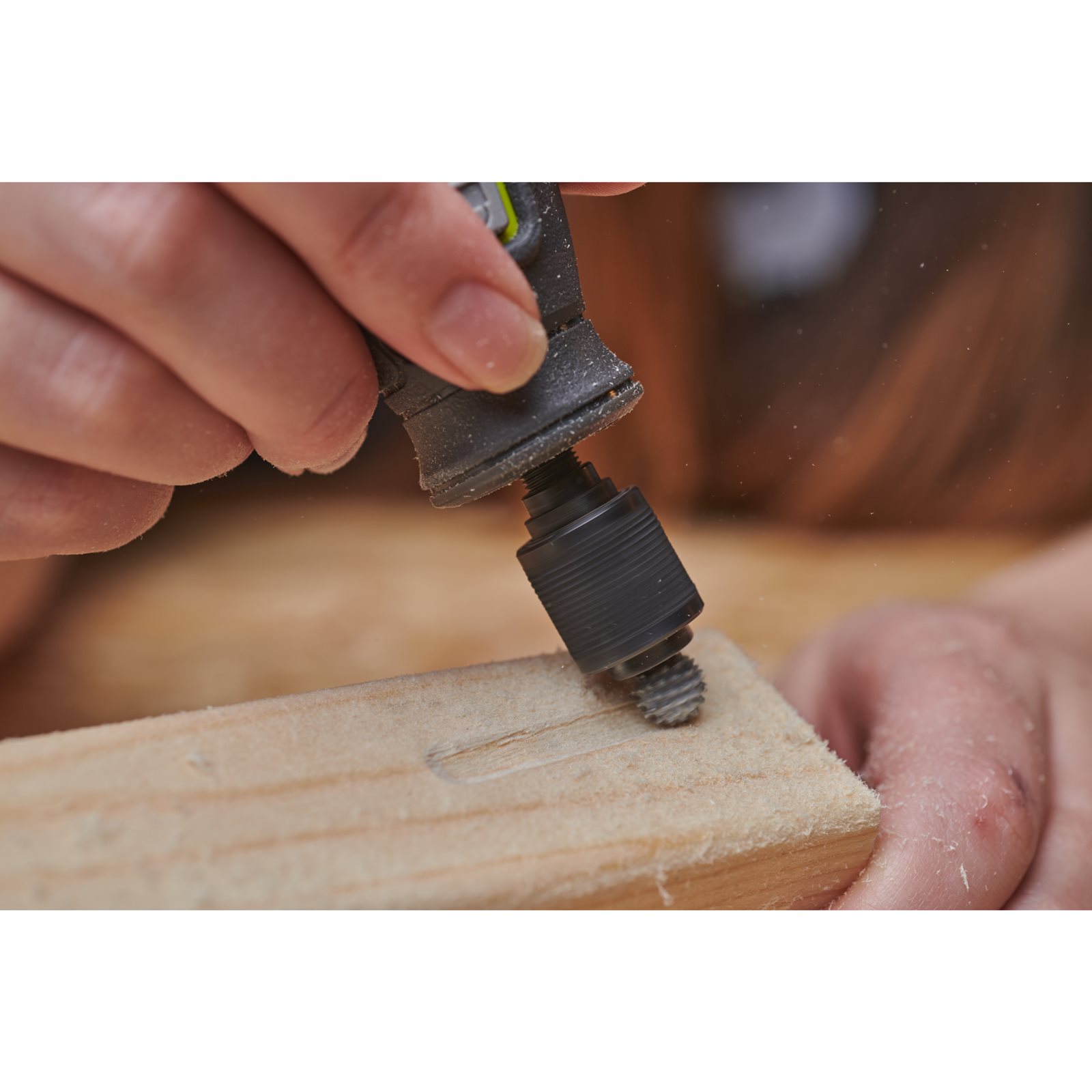 Freză grosieră 9 mm pentru îndepărtarea materialului Ryobi RAR703 - in utilizare 1
