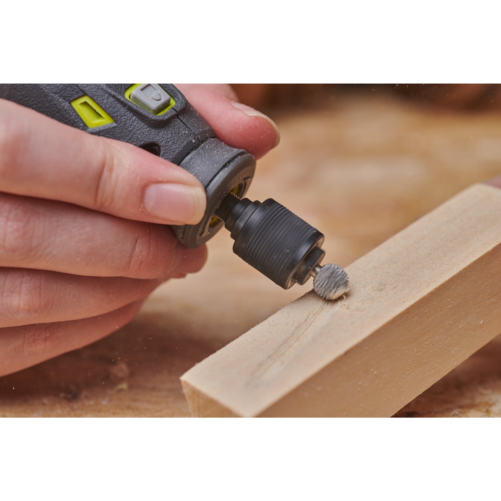 Freză sferică fină 9 mm Ryobi RAR704 - in utilizare 1