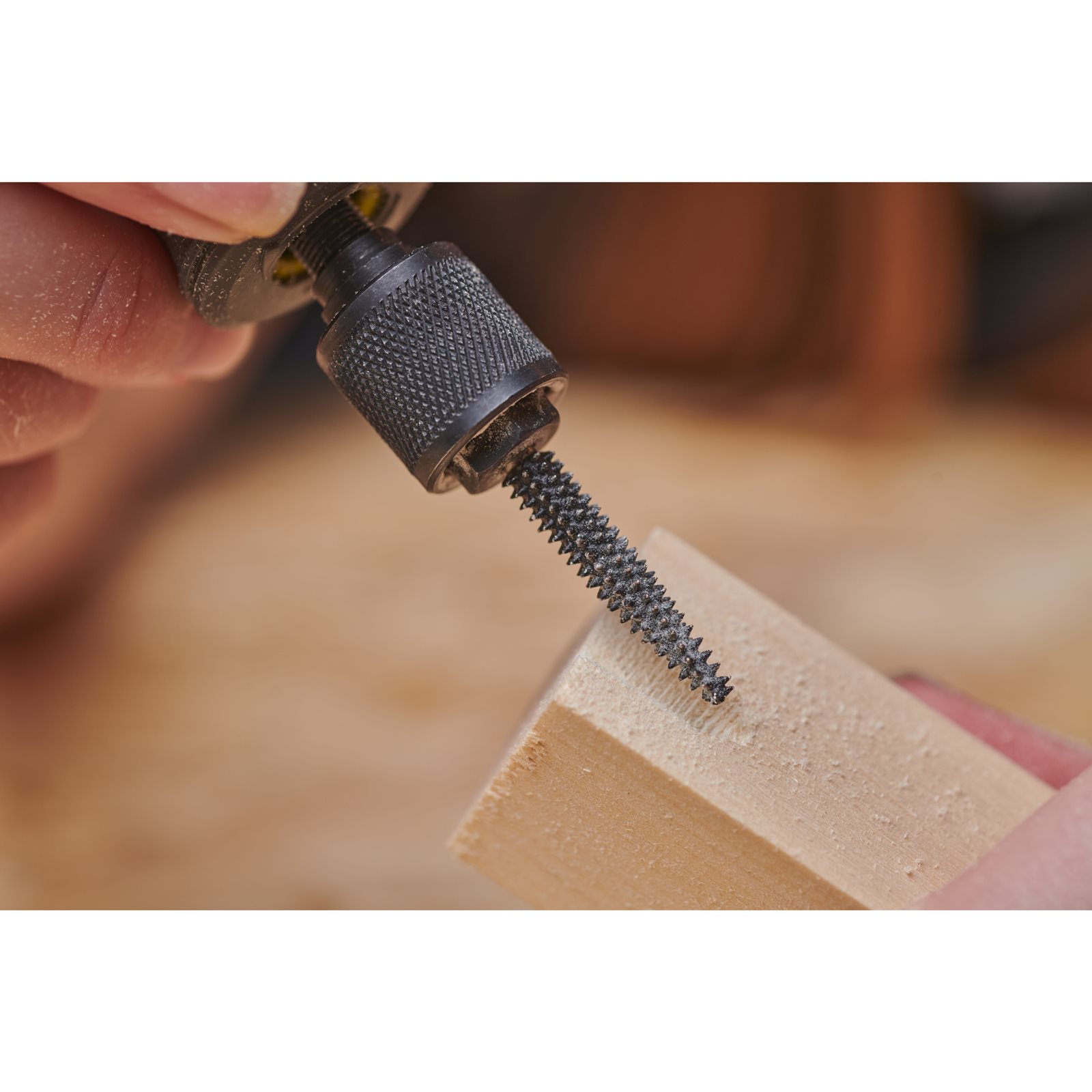 Freză grosieră neregulată 5,75mm Ryobi RAR705 - in utilizare 1