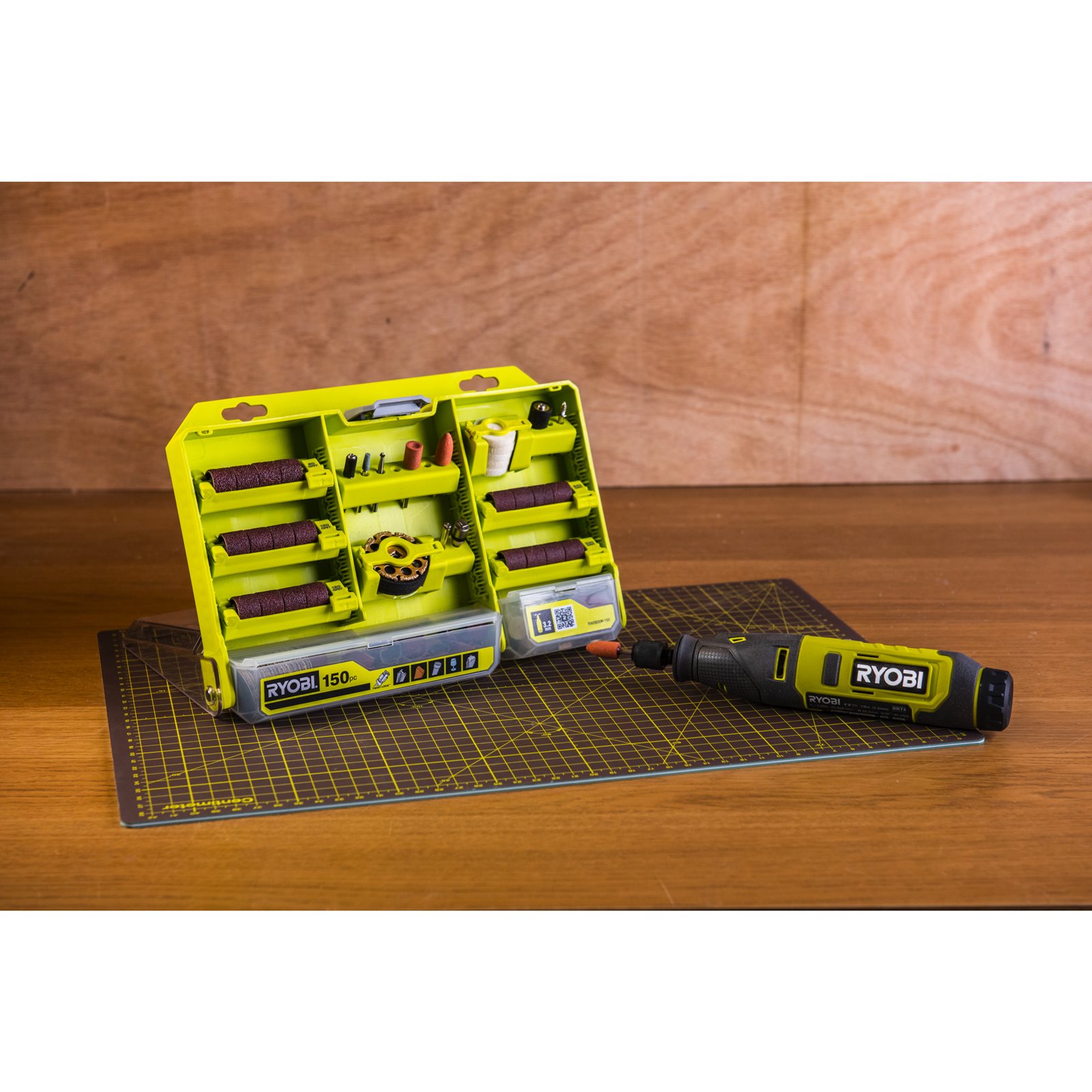 Set de accesorii multifuncționale de 150 de piese cu blocare prin răsucire Ryobi RAR800K-150 - in utilizare 1