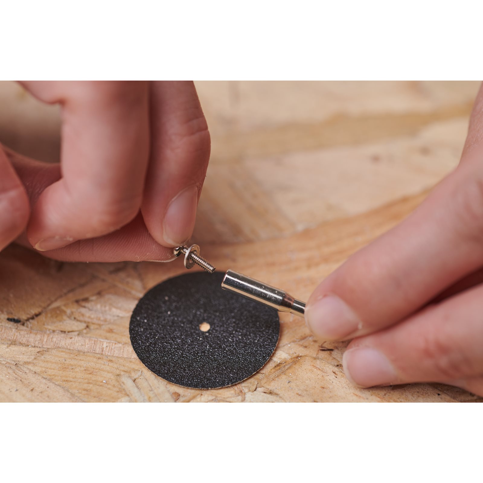 Mandrină rotativă standard 3,2 mm Ryobi RAR901 - in utilizare 1