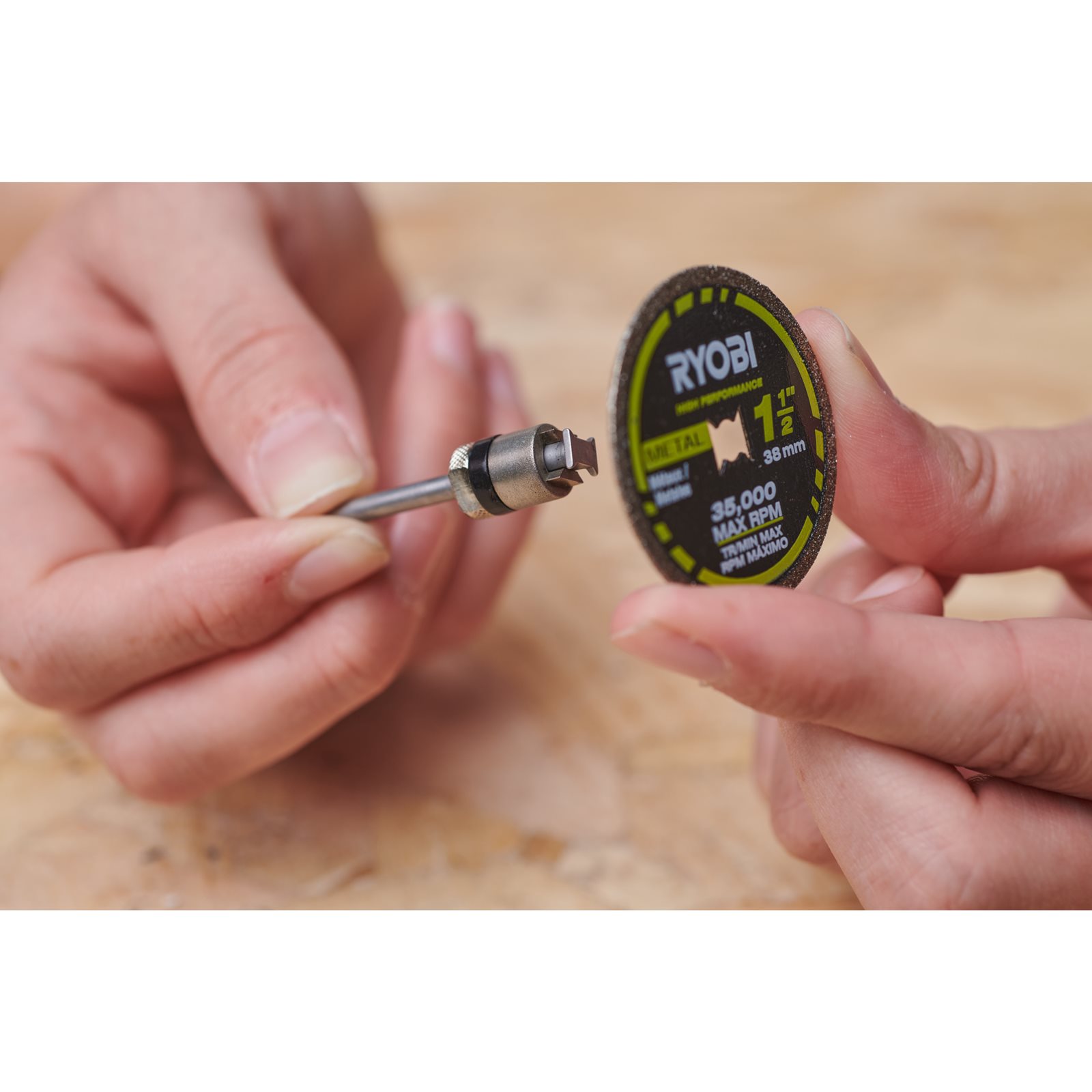 Mandrină cu blocare prin răsucire 3,2 mm Ryobi RAR902 - in utilizare 1