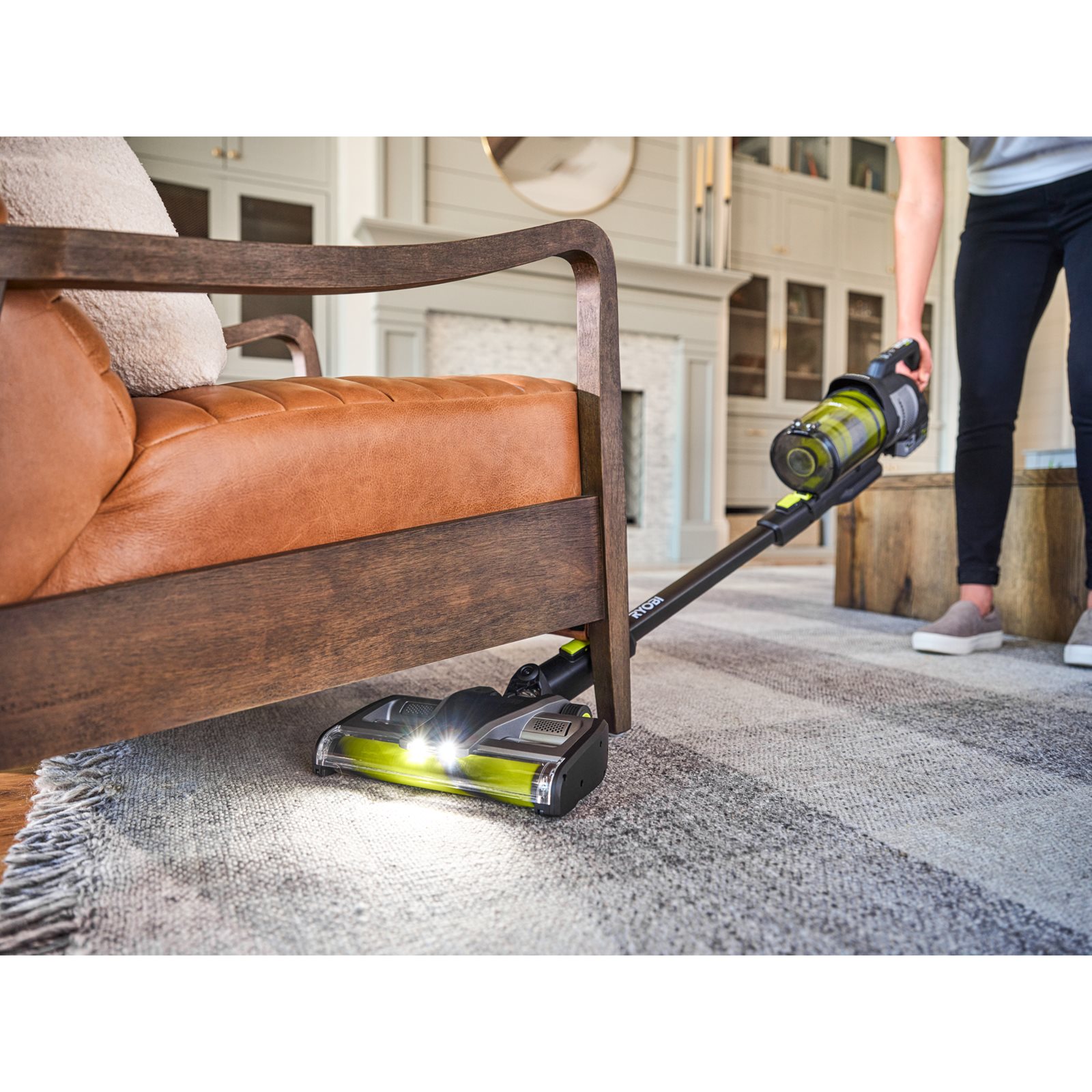 Aspirator vertical 18V ONE+ fără perii, cu tehnologie anti-încâlceală Ryobi RASV18BL-0 - in utilizare 1