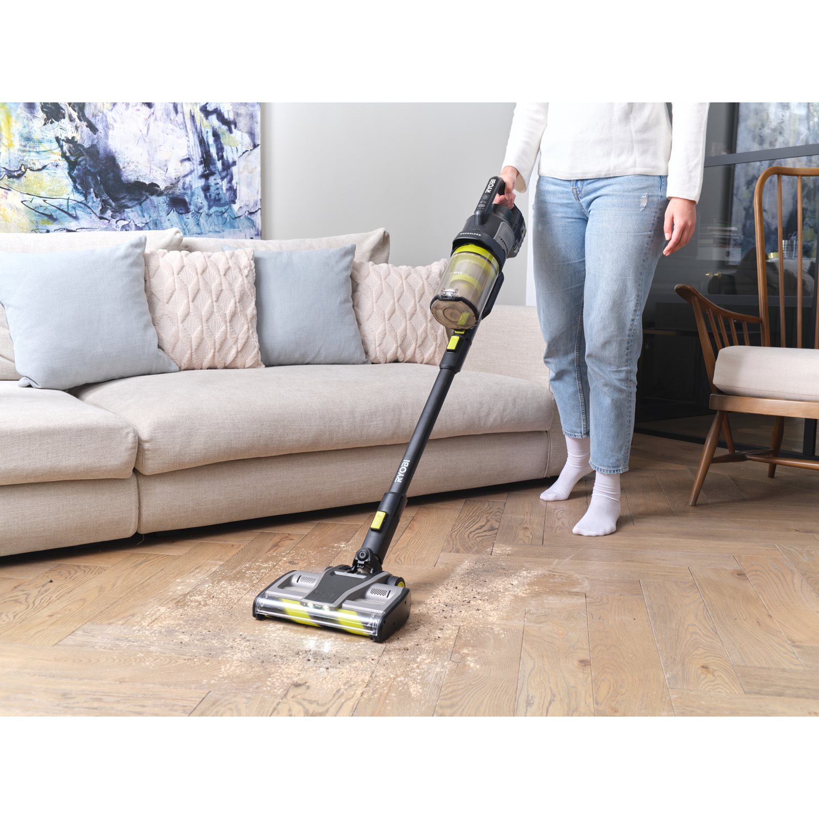 Aspirator vertical 18V ONE+ fără perii, cu tehnologie anti-încâlceală Ryobi RASV18BL-0 - in utilizare 2