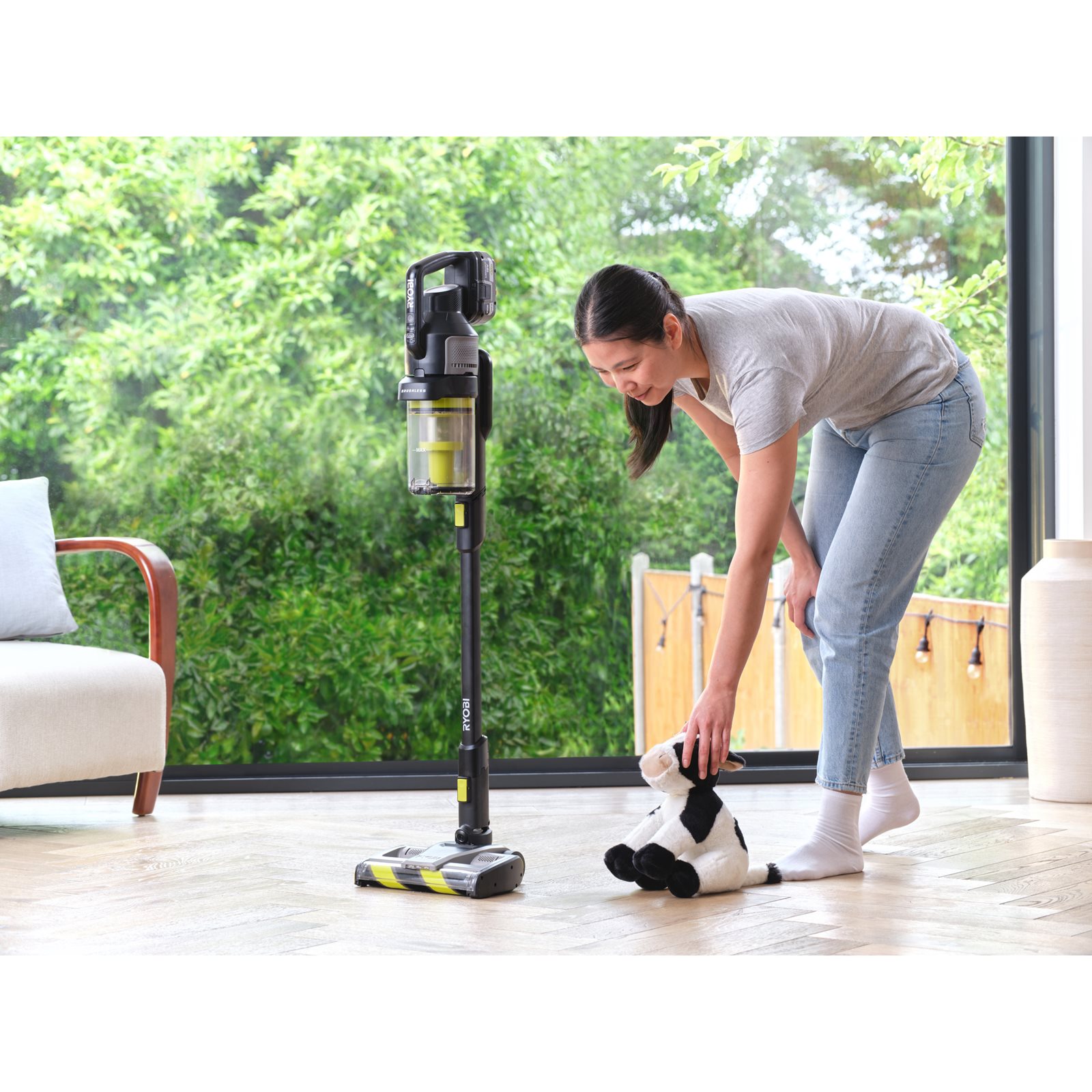Aspirator vertical 18V ONE+ fără perii, cu tehnologie anti-încâlceală Ryobi RASV18BL-0 - in utilizare 4