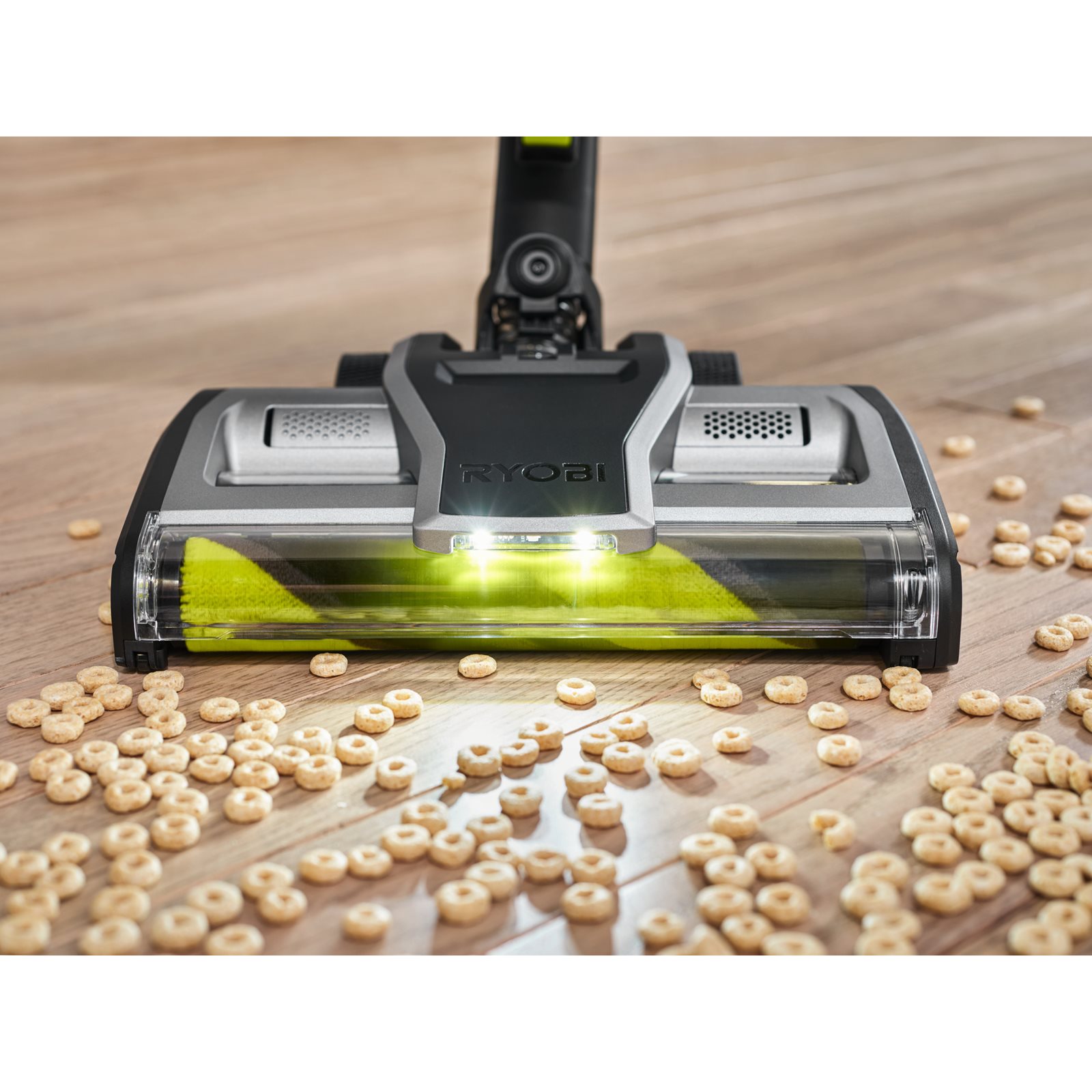 Aspirator vertical 18V ONE+ fără perii, cu tehnologie anti-încâlceală Ryobi RASV18BL-0 - in utilizare 5