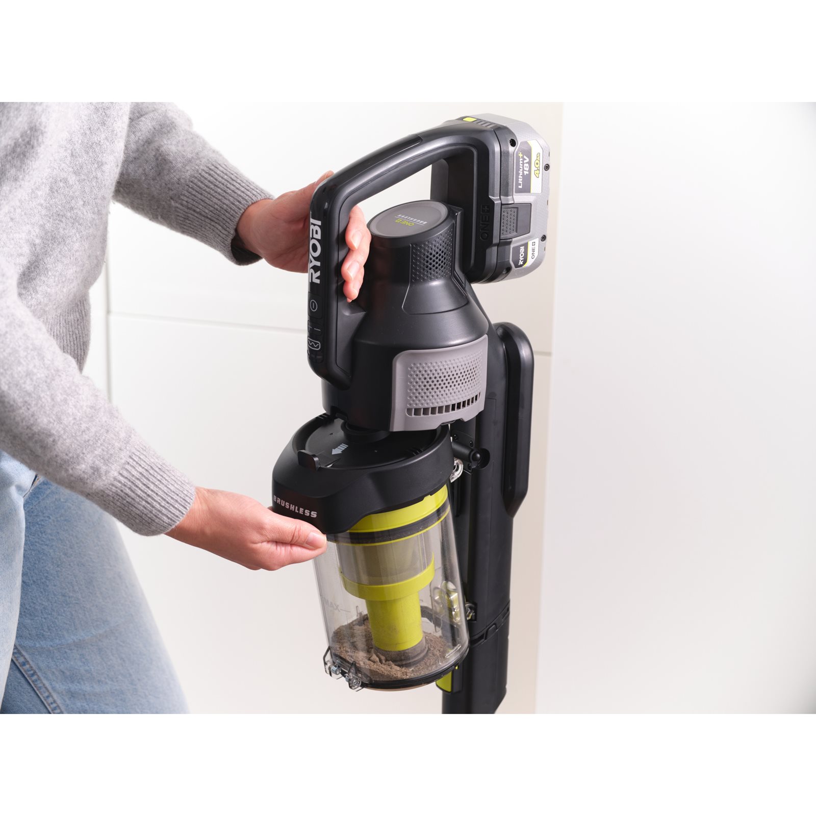 Aspirator vertical 18V ONE+ fără perii, cu tehnologie anti-încâlceală Ryobi RASV18BL-0 - in utilizare 6