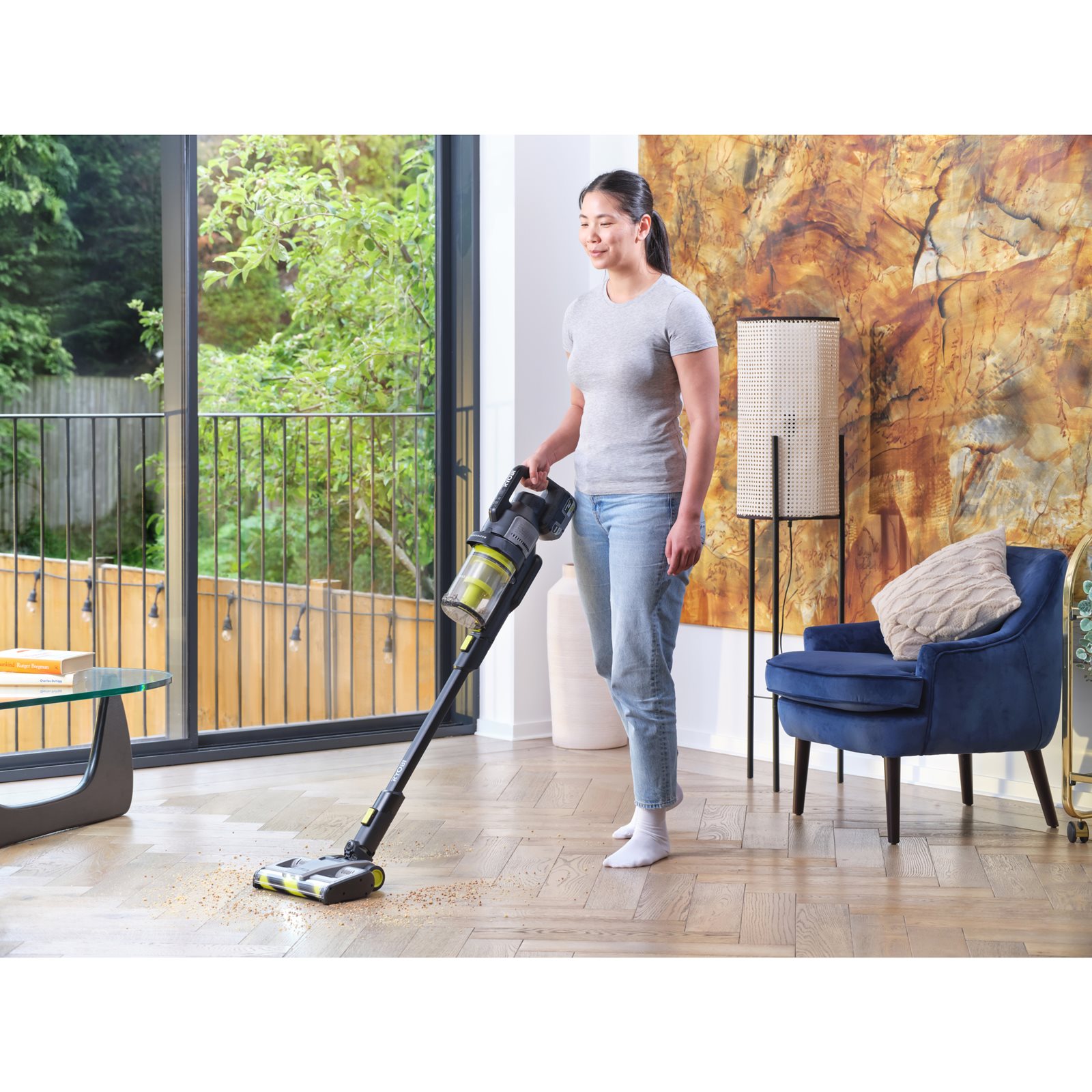 Aspirator vertical 18V ONE+ fără perii, cu tehnologie anti-încâlceală Ryobi RASV18BL-0 - in utilizare 7