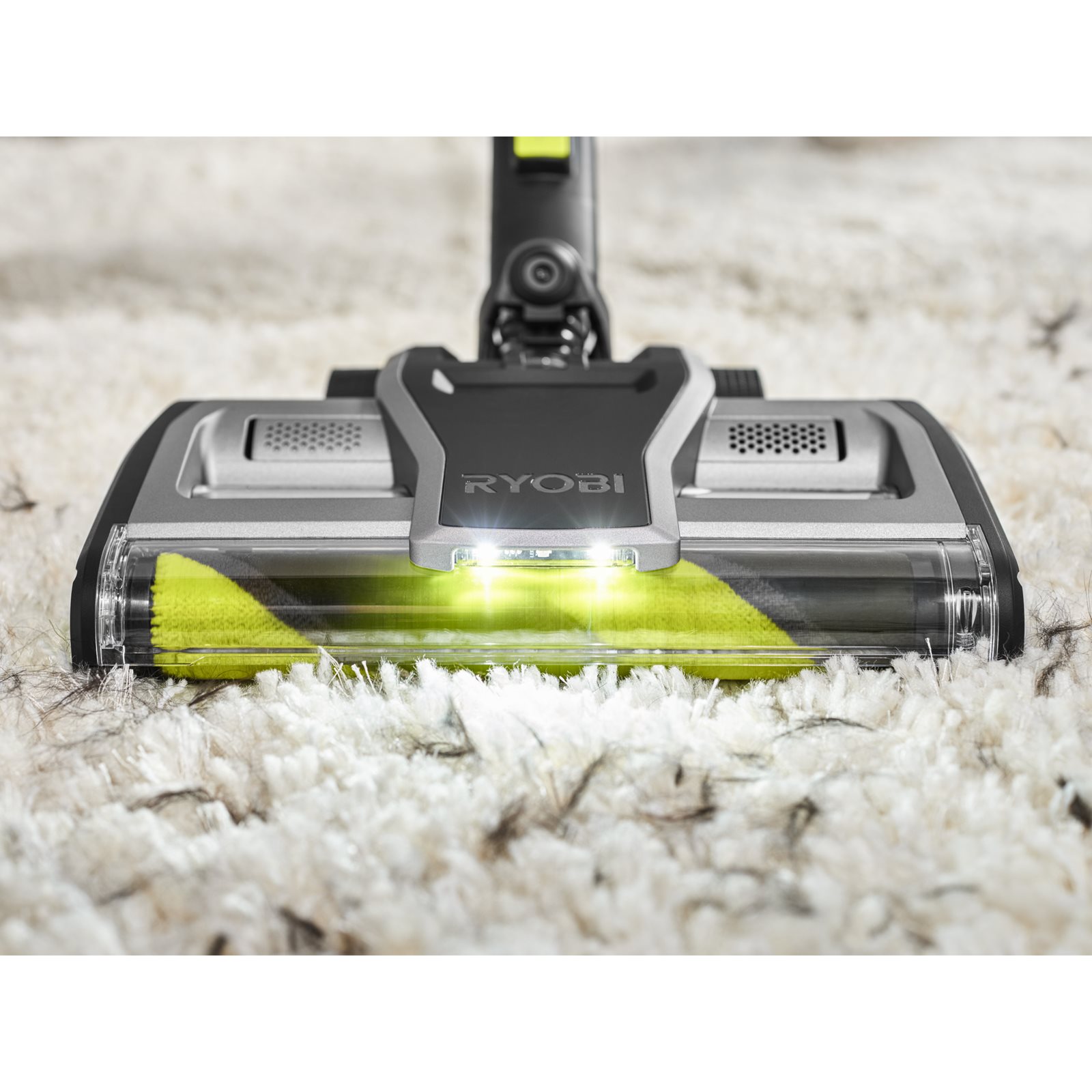 Aspirator vertical 18V ONE+ fără perii, cu tehnologie anti-încâlceală Ryobi RASV18BL-0 - in utilizare 8
