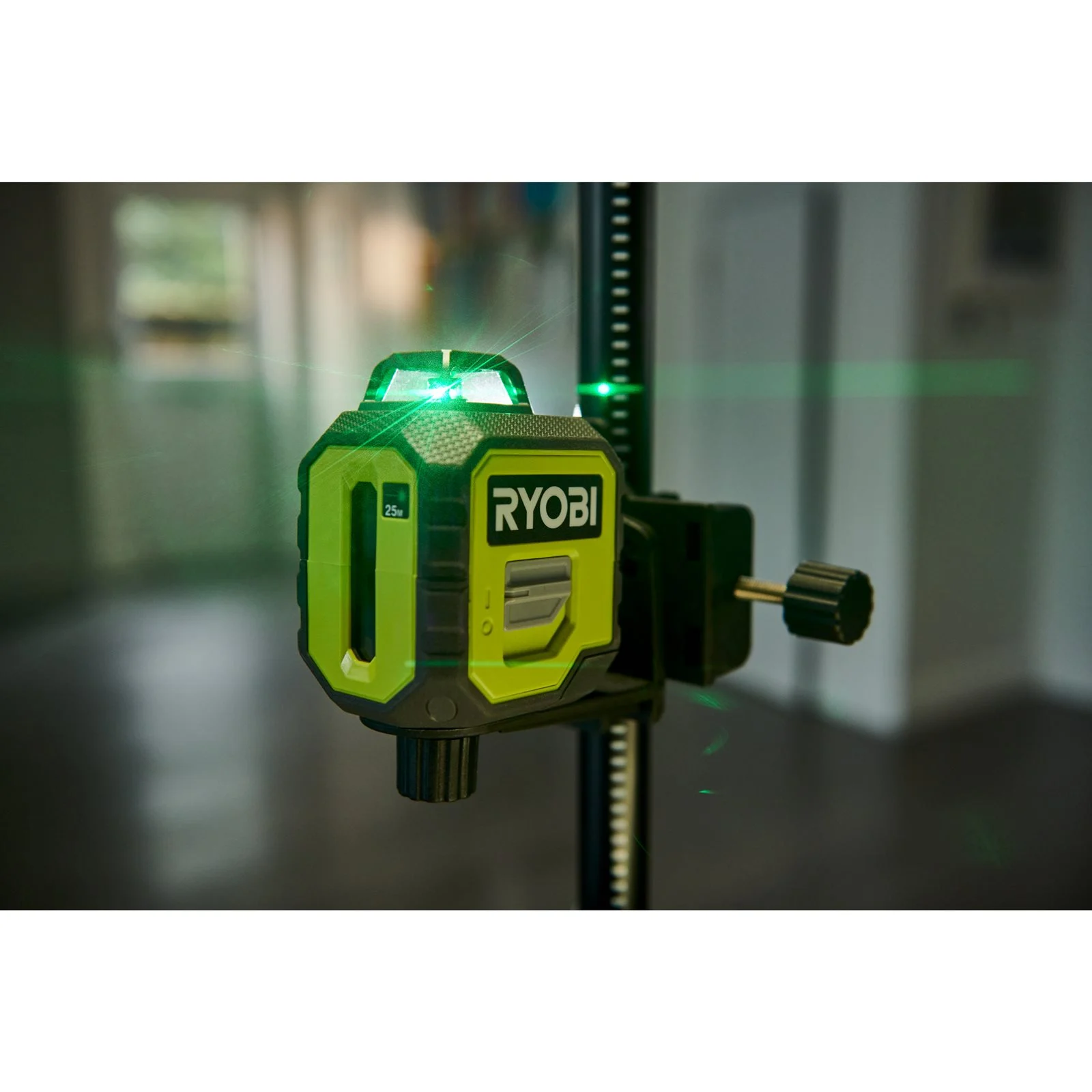Nivelă laser 360°, lumină verde Ryobi RB360GLL - in utilizare 1