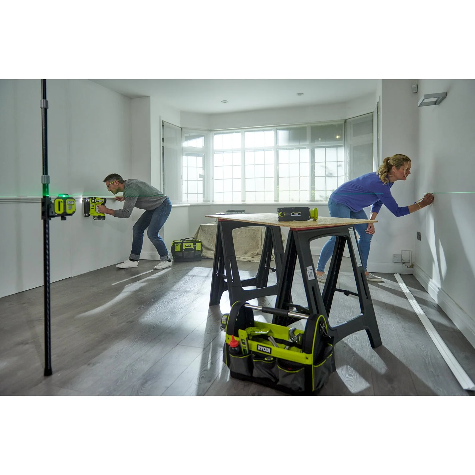 Nivelă laser 360°, lumină verde Ryobi RB360GLL - in utilizare 2