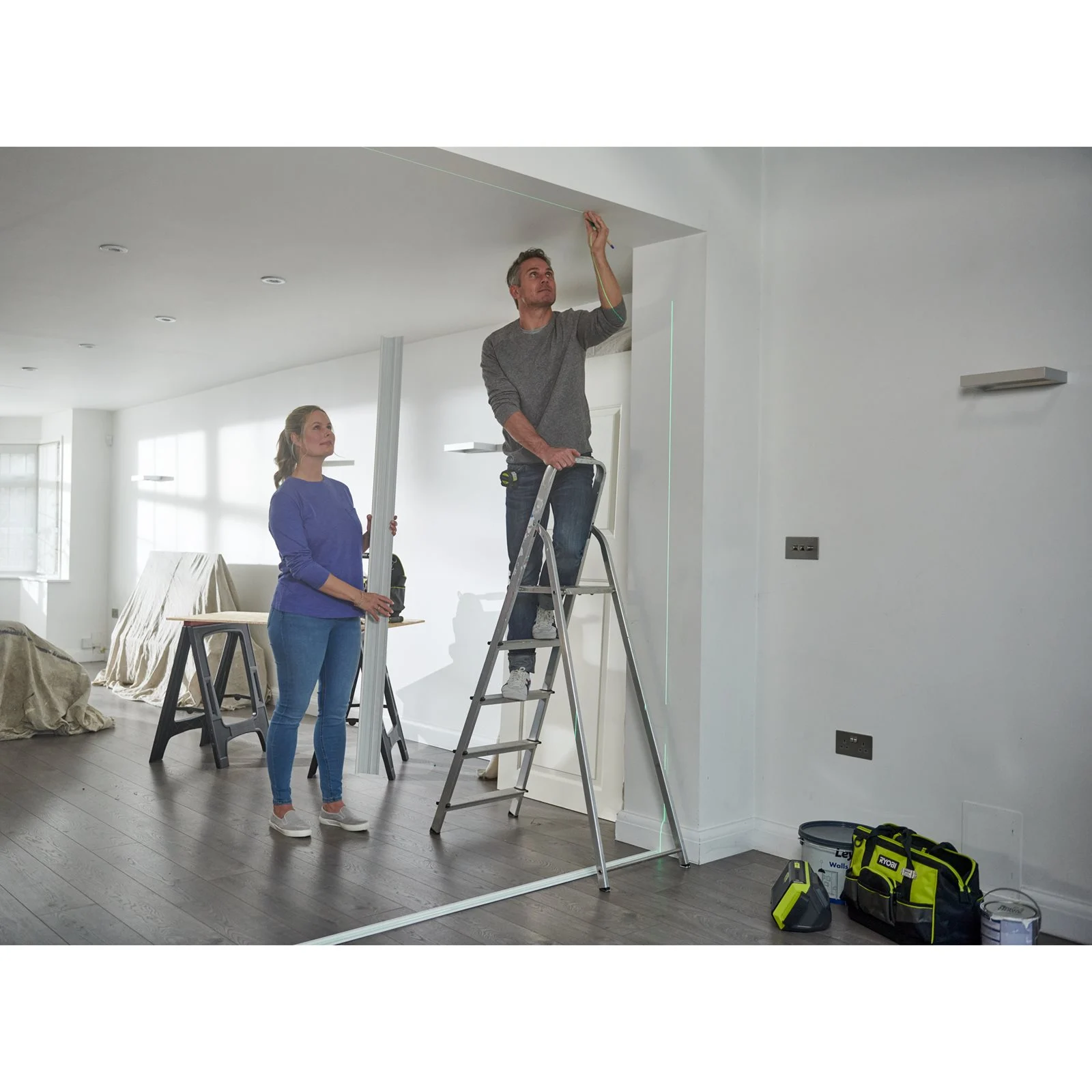 Nivelă laser 360°, lumină verde Ryobi RB360GLL - in utilizare 4