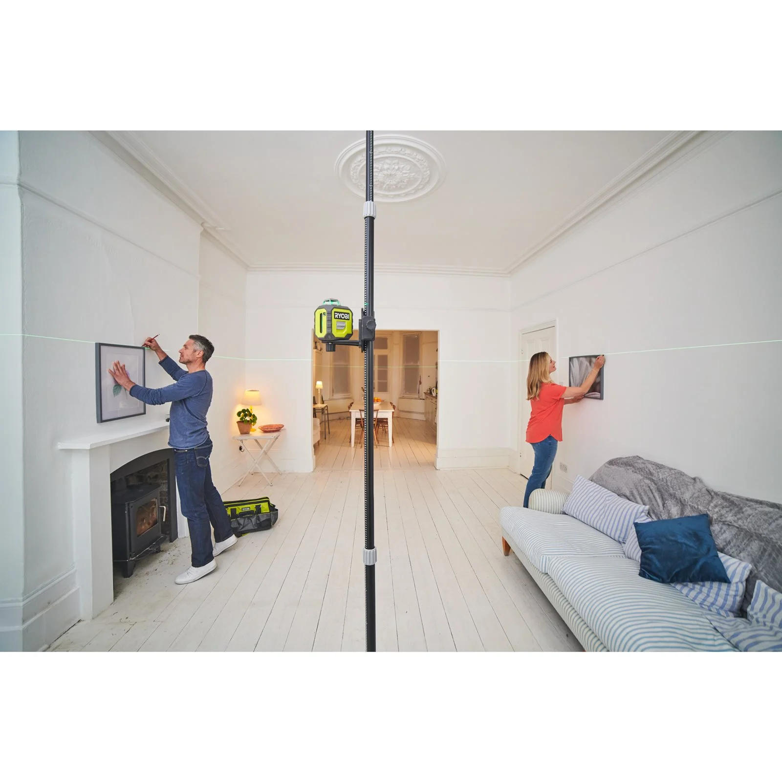 Set nivelă laser 360°, lumină verde, cu suport telescopic Ryobi RB360GLL-K - in utilizare 2