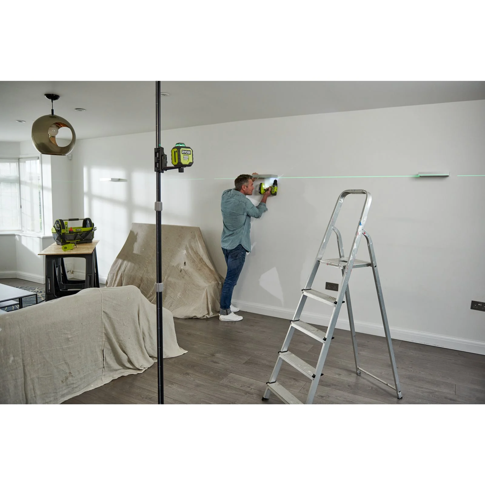 Set nivelă laser 360°, lumină verde, cu suport telescopic Ryobi RB360GLL-K - in utilizare 3