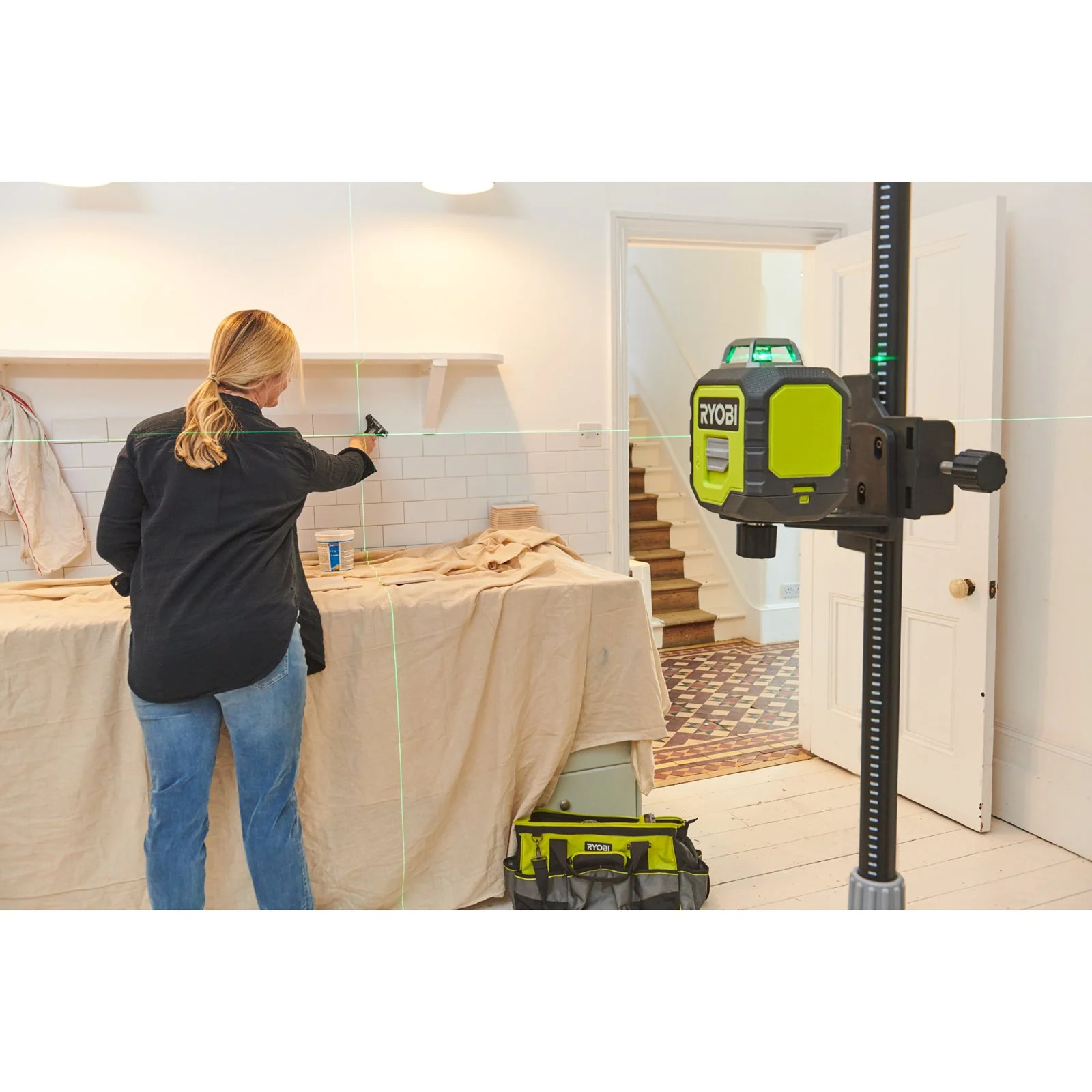 Set nivelă laser 360°, lumină verde, cu suport telescopic Ryobi RB360GLL-K - in utilizare 4