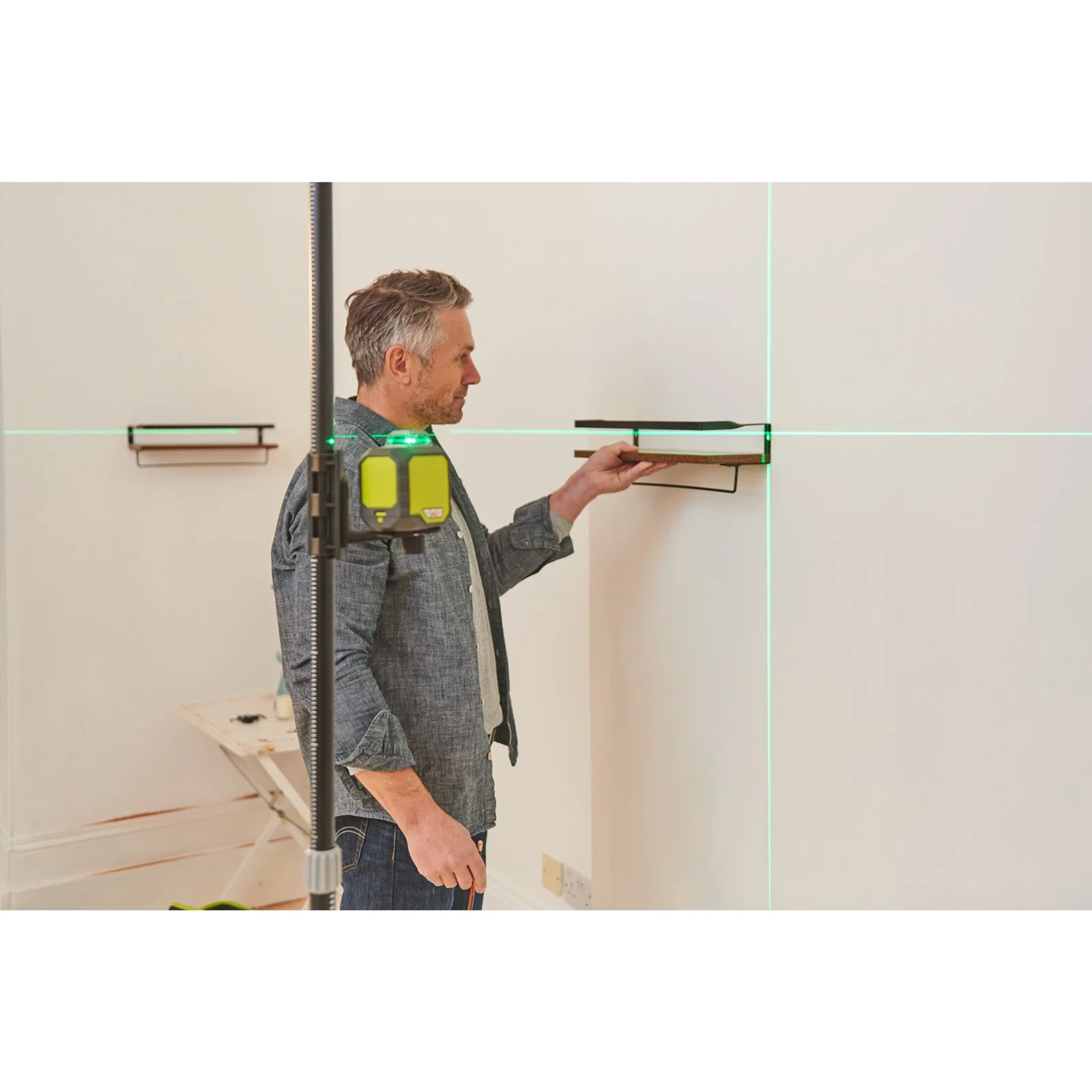 Set nivelă laser 360°, lumină verde, cu suport telescopic Ryobi RB360GLL-K - in utilizare 5