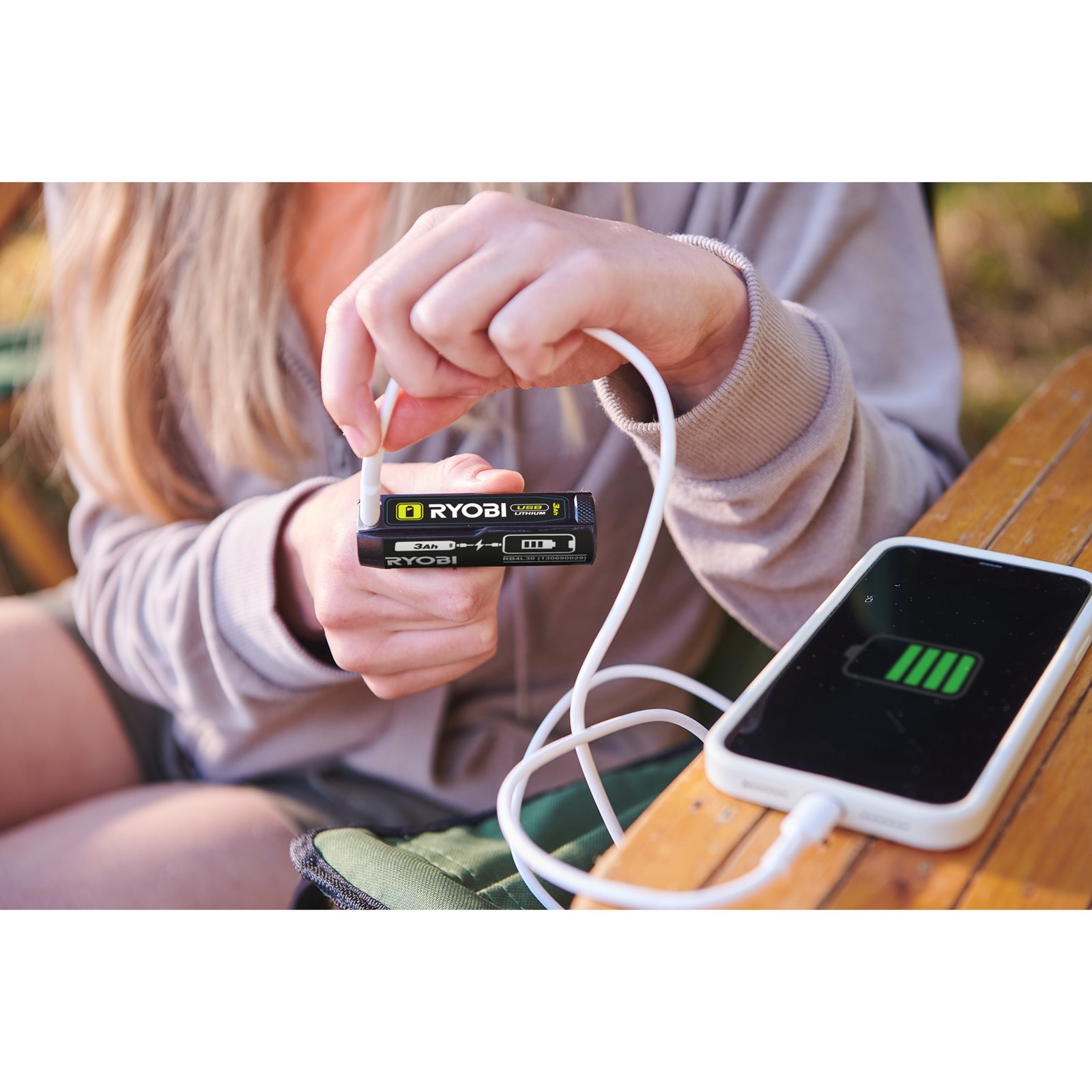 Baterie și bancă de alimentare USB Lithium 3,0Ah Ryobi RB4L30 - in utilizare 1