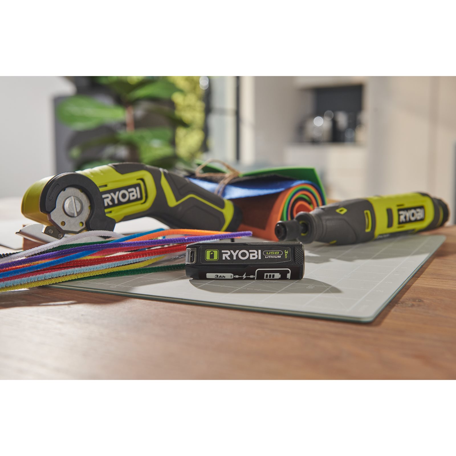 Baterie și bancă de alimentare USB Lithium 3,0Ah Ryobi RB4L30 - in utilizare 2