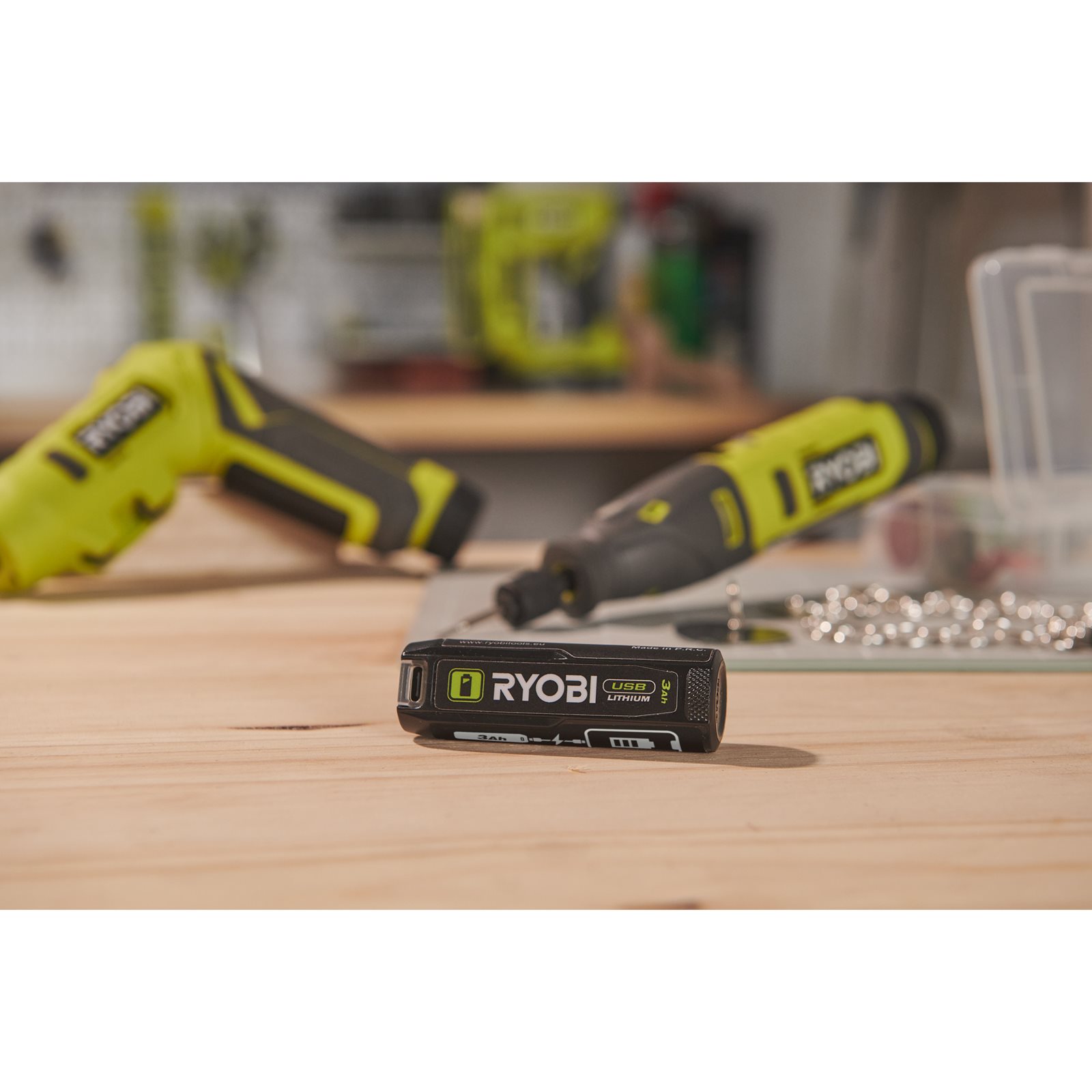 Baterie și bancă de alimentare USB Lithium 3,0Ah Ryobi RB4L30 - in utilizare 3