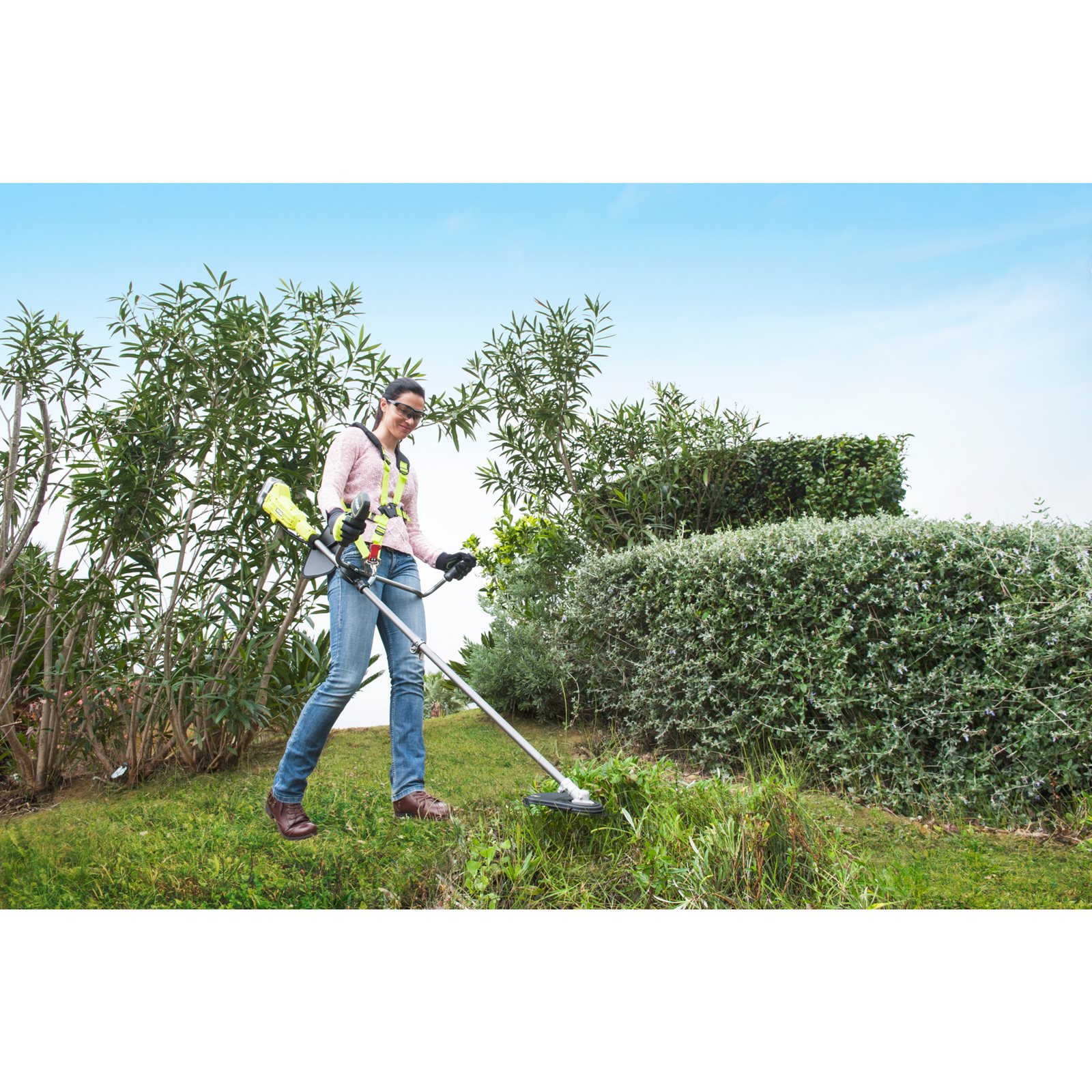 Motocoasă 18V ONE+, mâner tip ghidon (1 x 4,0 Ah) Ryobi RBC18X20B4F - in utilizare 1