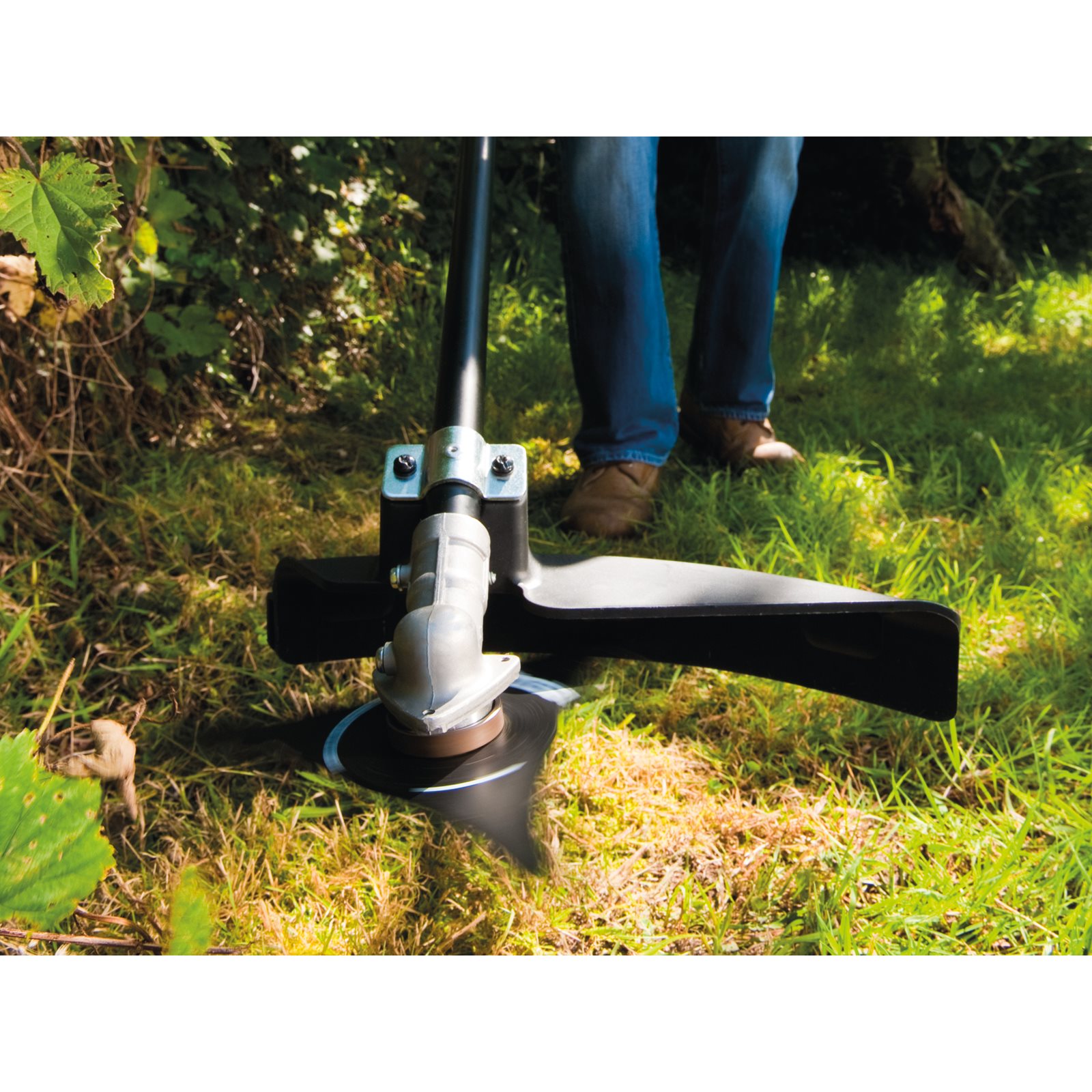 Motocoasă 26 cm / Trimmer de 30 cm fără cablu Ryobi RBC36X26BG2-0 - in utilizare 5