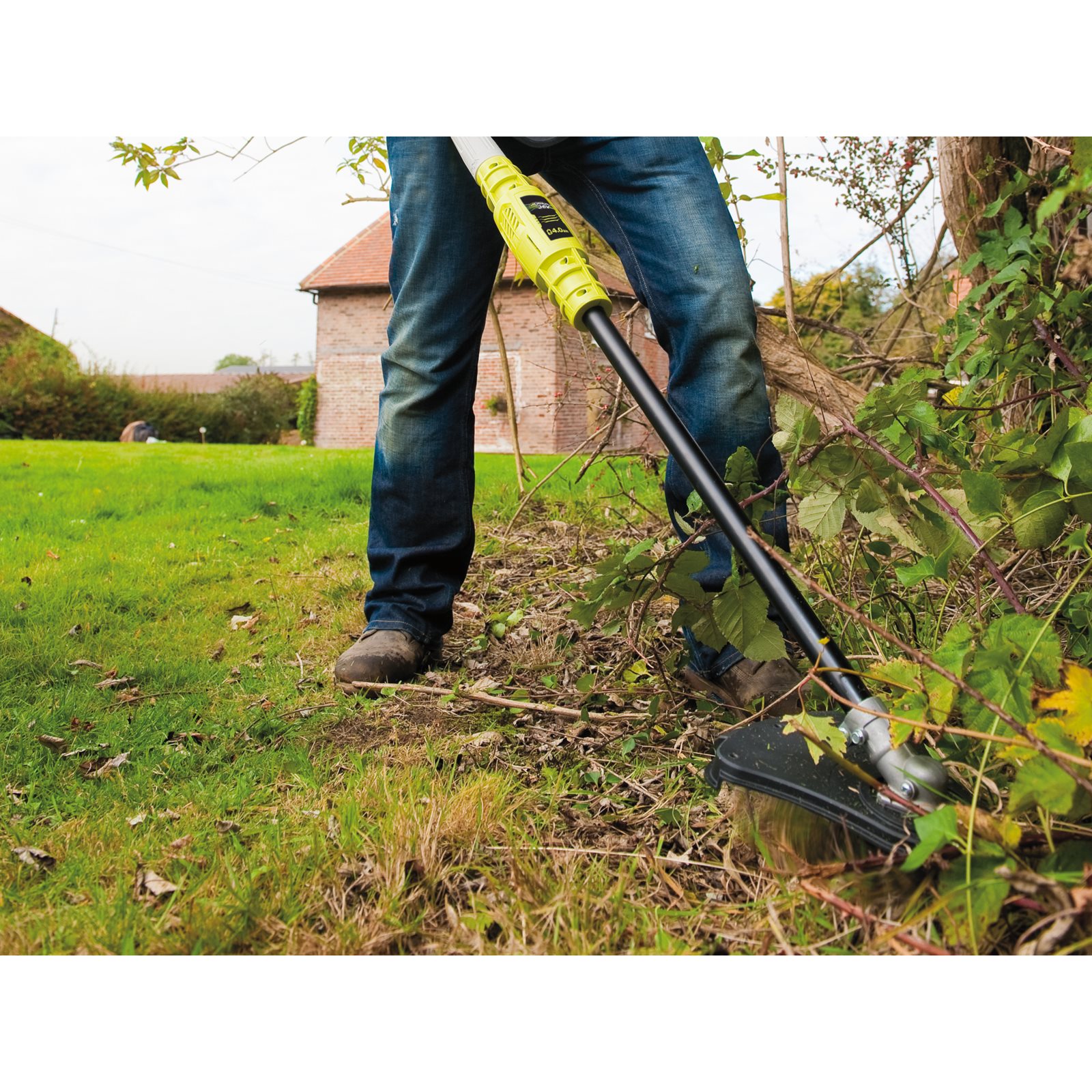Motocoasă 26 cm / Trimmer de 30 cm fără cablu (1 x 4,0Ah) Ryobi RBC36X26BG2-140 - in utilizare 4