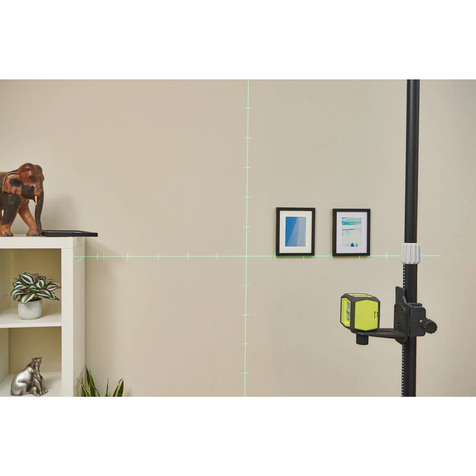 Nivelă laser cu linii în cruce Ryobi RBCLLG2 - in utilizare 1