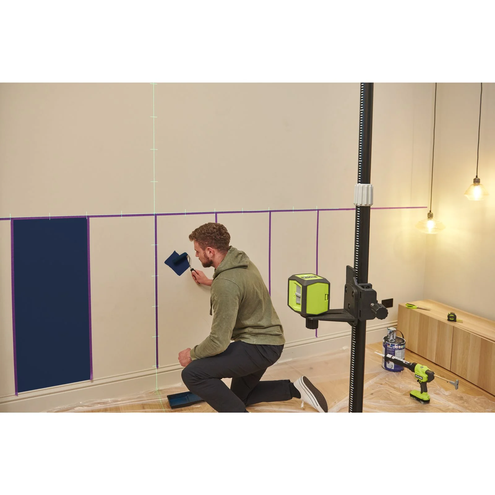 Nivelă laser cu linii în cruce Ryobi RBCLLG2 - in utilizare 2