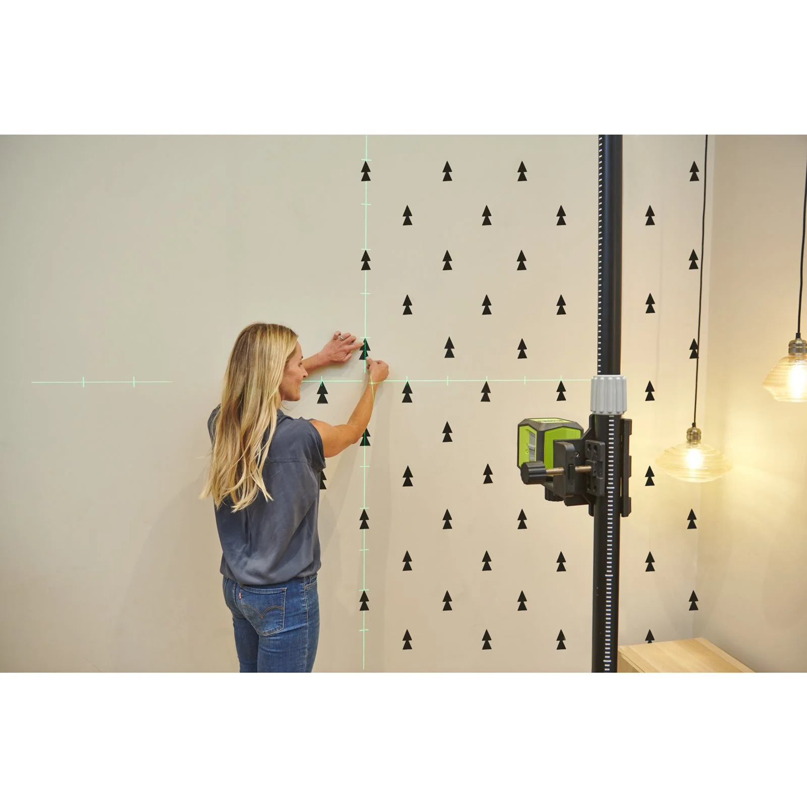 Nivelă laser cu linii în cruce Ryobi RBCLLG2 - in utilizare 3