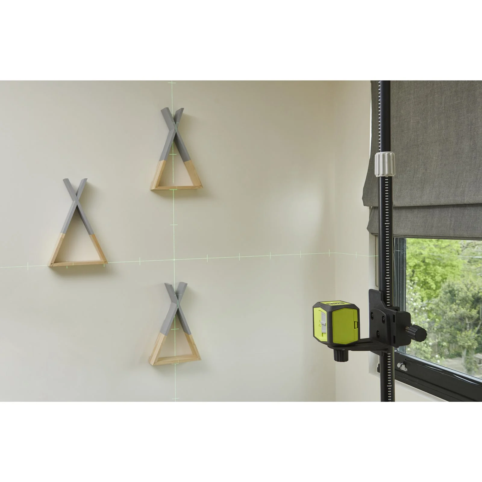 Nivelă laser cu linii în cruce Ryobi RBCLLG2 - in utilizare 4