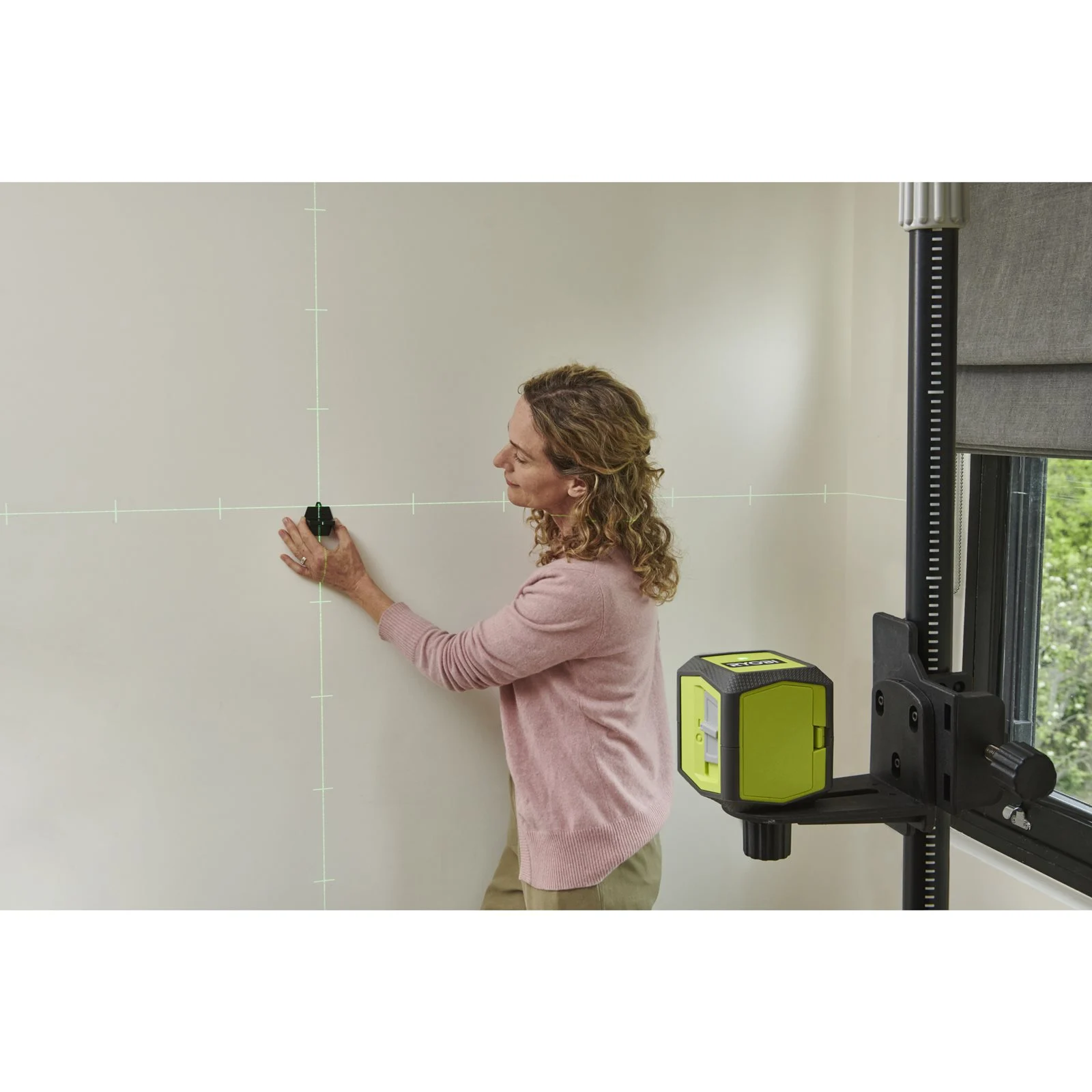 Nivelă laser cu linii în cruce Ryobi RBCLLG2 - in utilizare 5