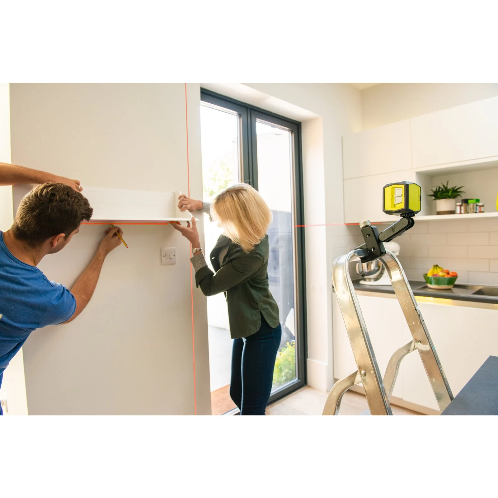 Nivelă laser cu linii în cruce, lumină roșie Ryobi RBCLLR1 - in utilizare 1