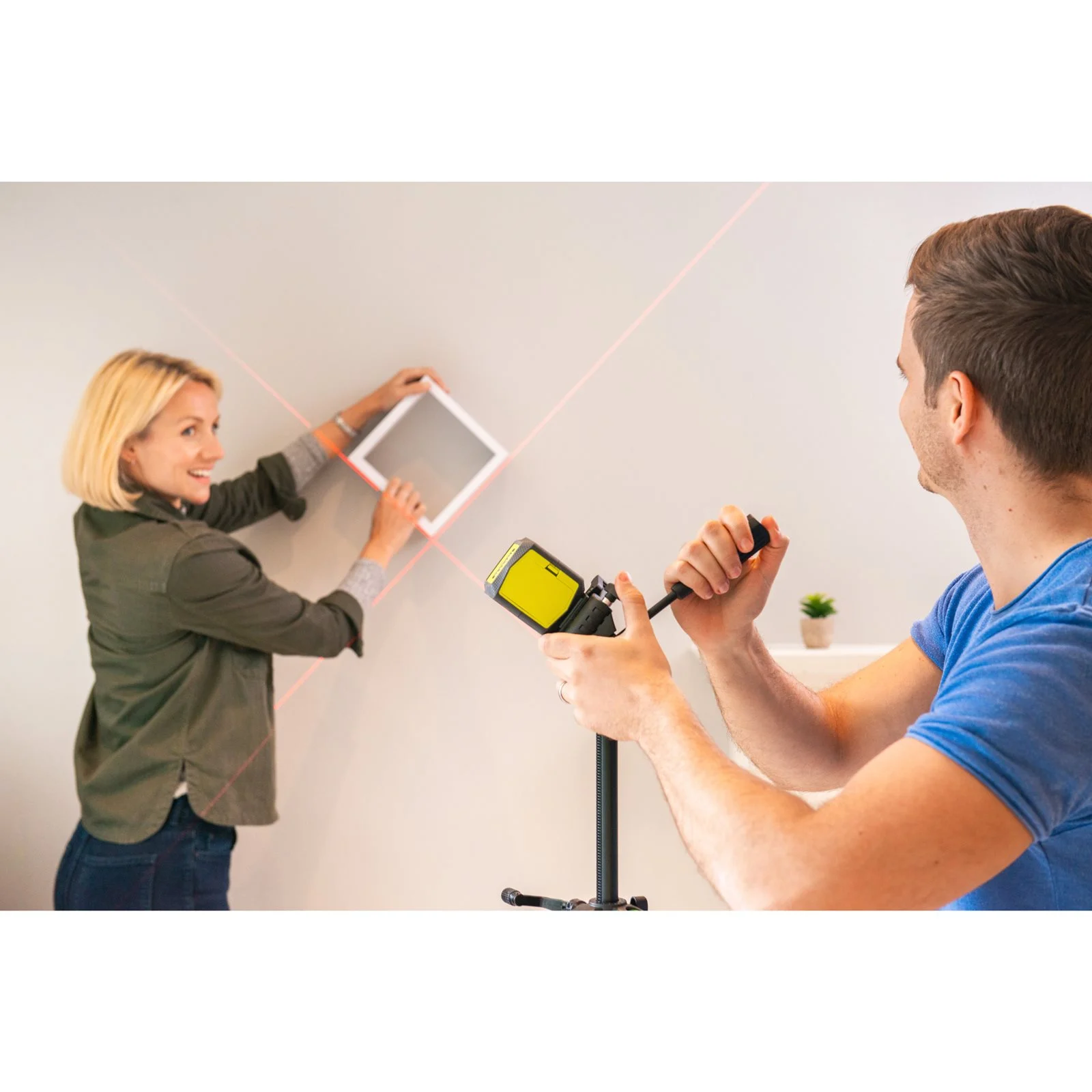 Nivelă laser cu linii în cruce, lumină roșie Ryobi RBCLLR1 - in utilizare 2