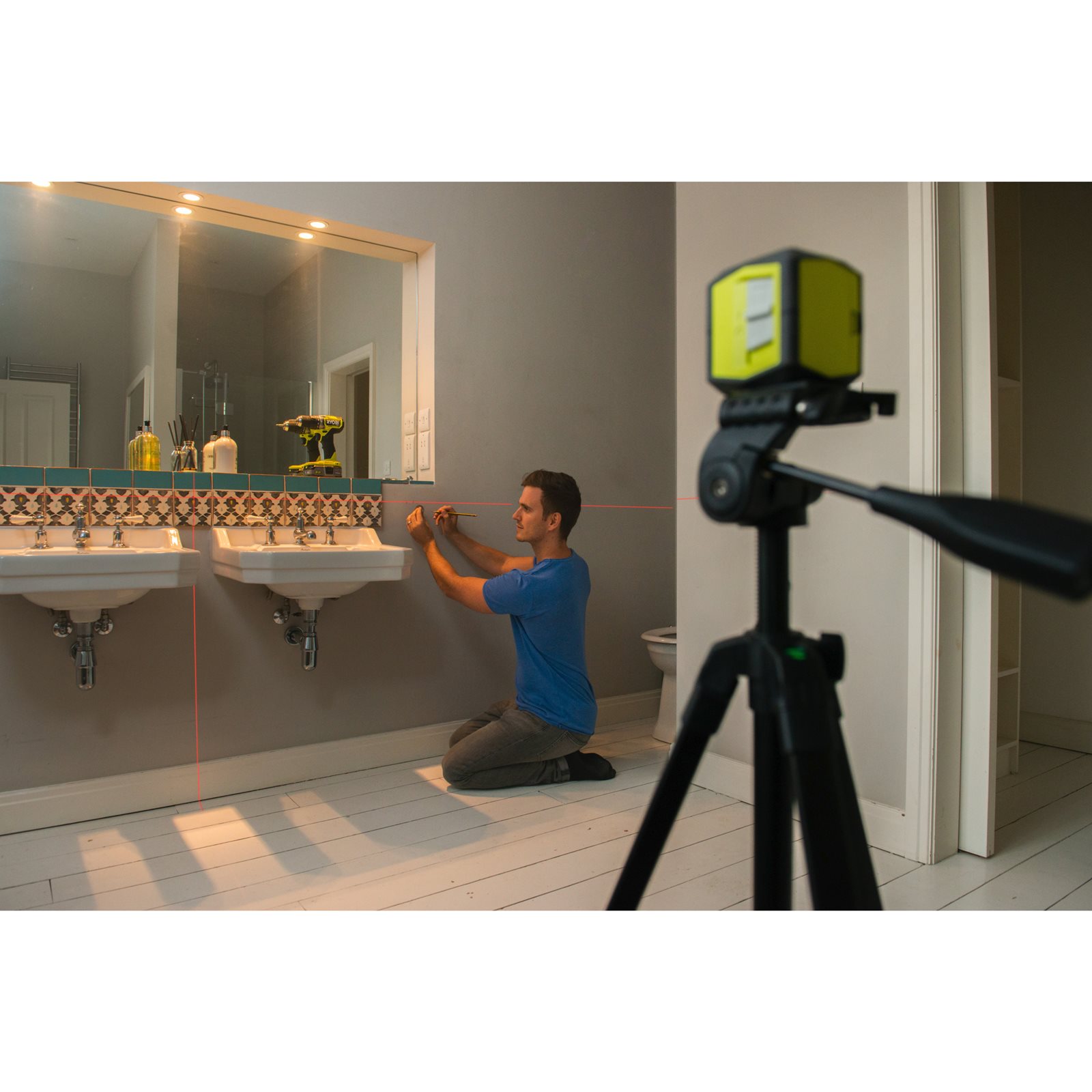Nivelă laser cu linii în cruce, lumină roșie Ryobi RBCLLR1 - in utilizare 3