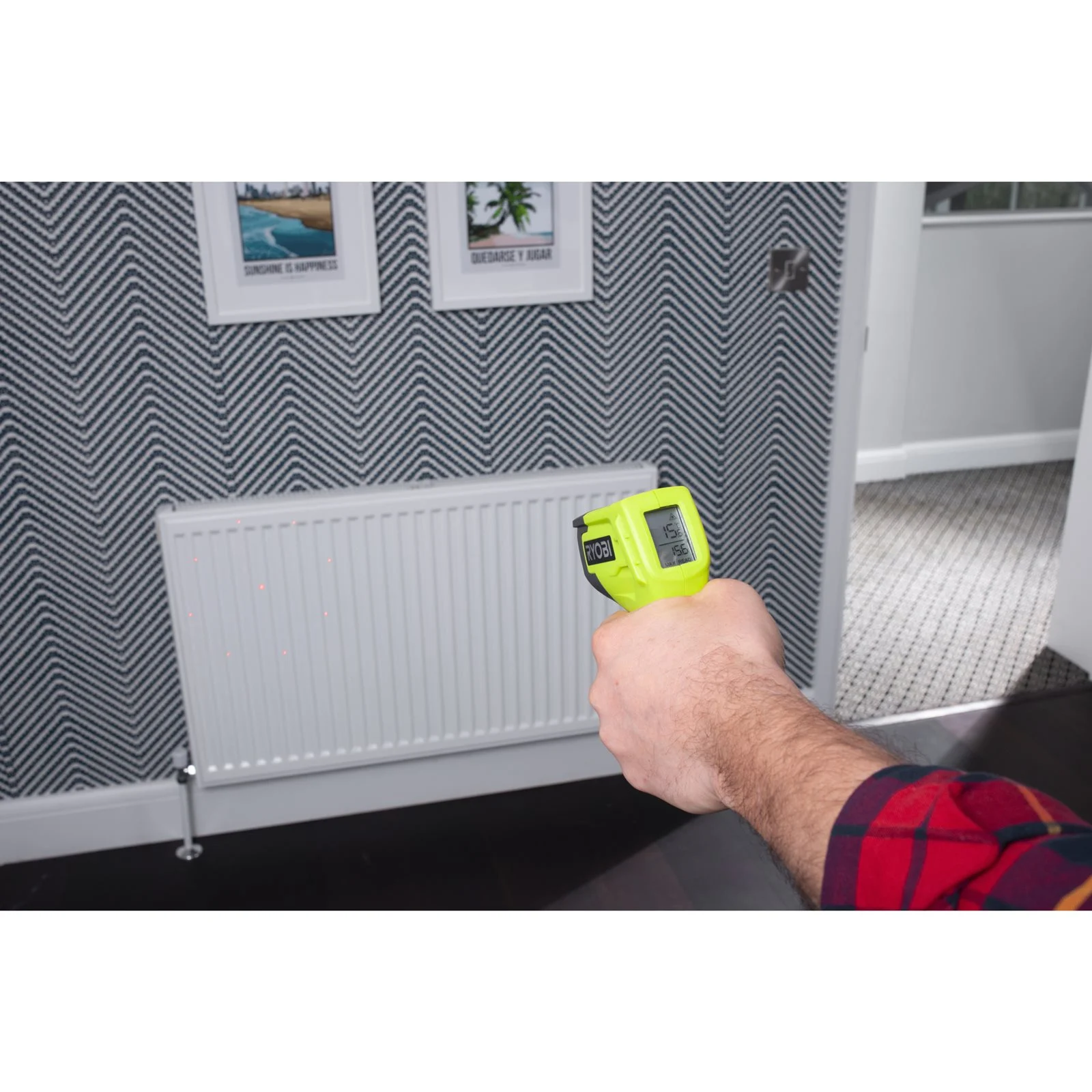 Termometru cu infraroșu - 8 puncte de laser Ryobi RBIRT08 - in utilizare 1