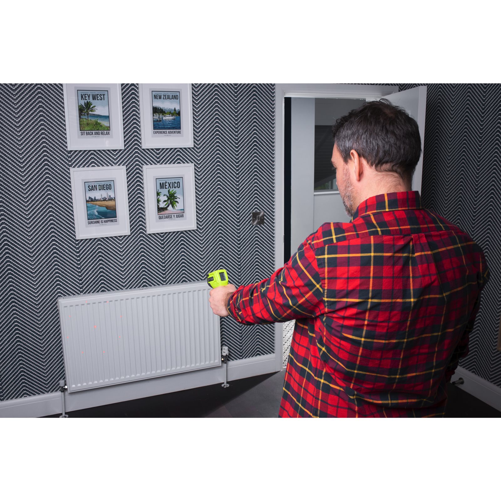 Termometru cu infraroșu - 8 puncte de laser Ryobi RBIRT08 - in utilizare 2