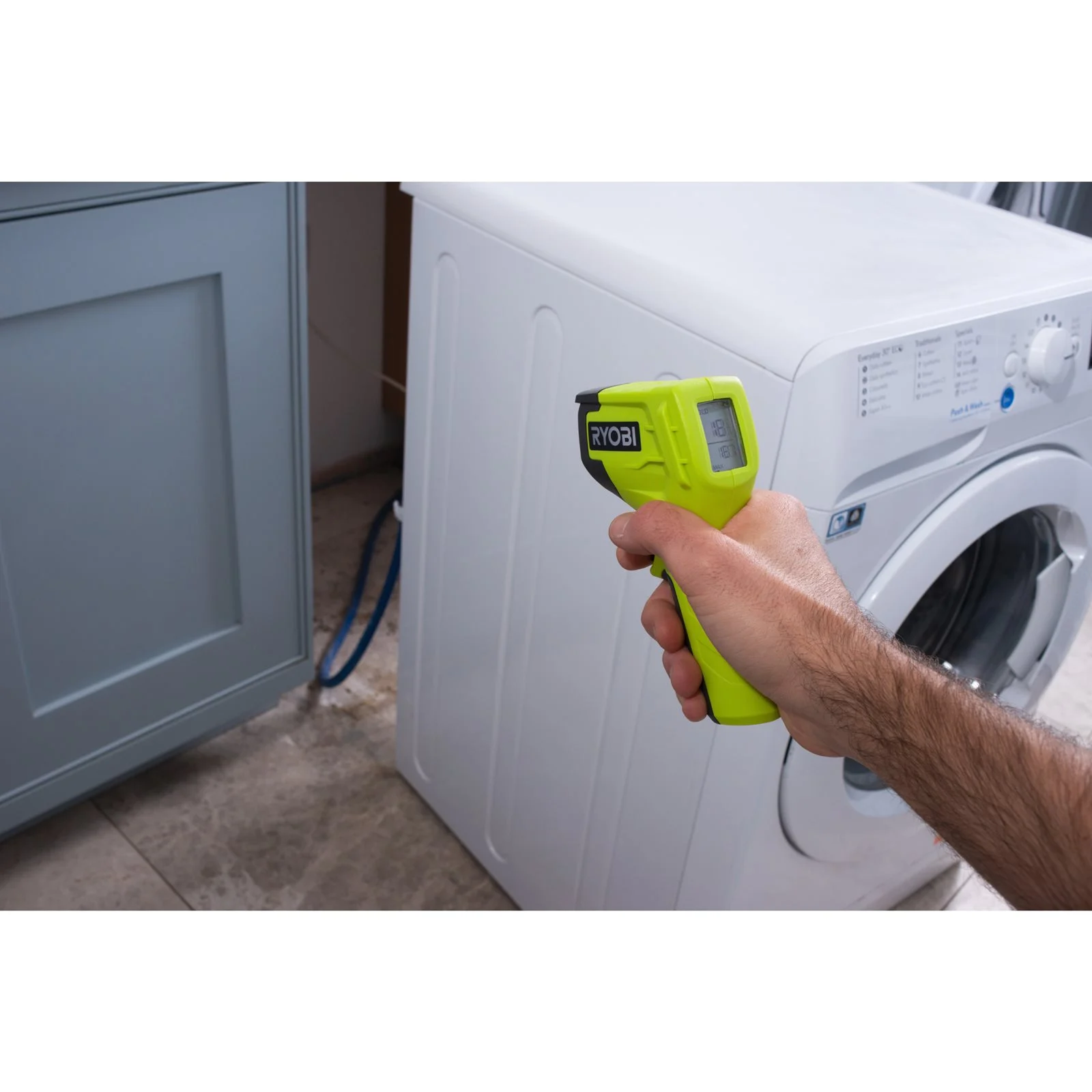Termometru cu infraroșu - 8 puncte de laser Ryobi RBIRT08 - in utilizare 4