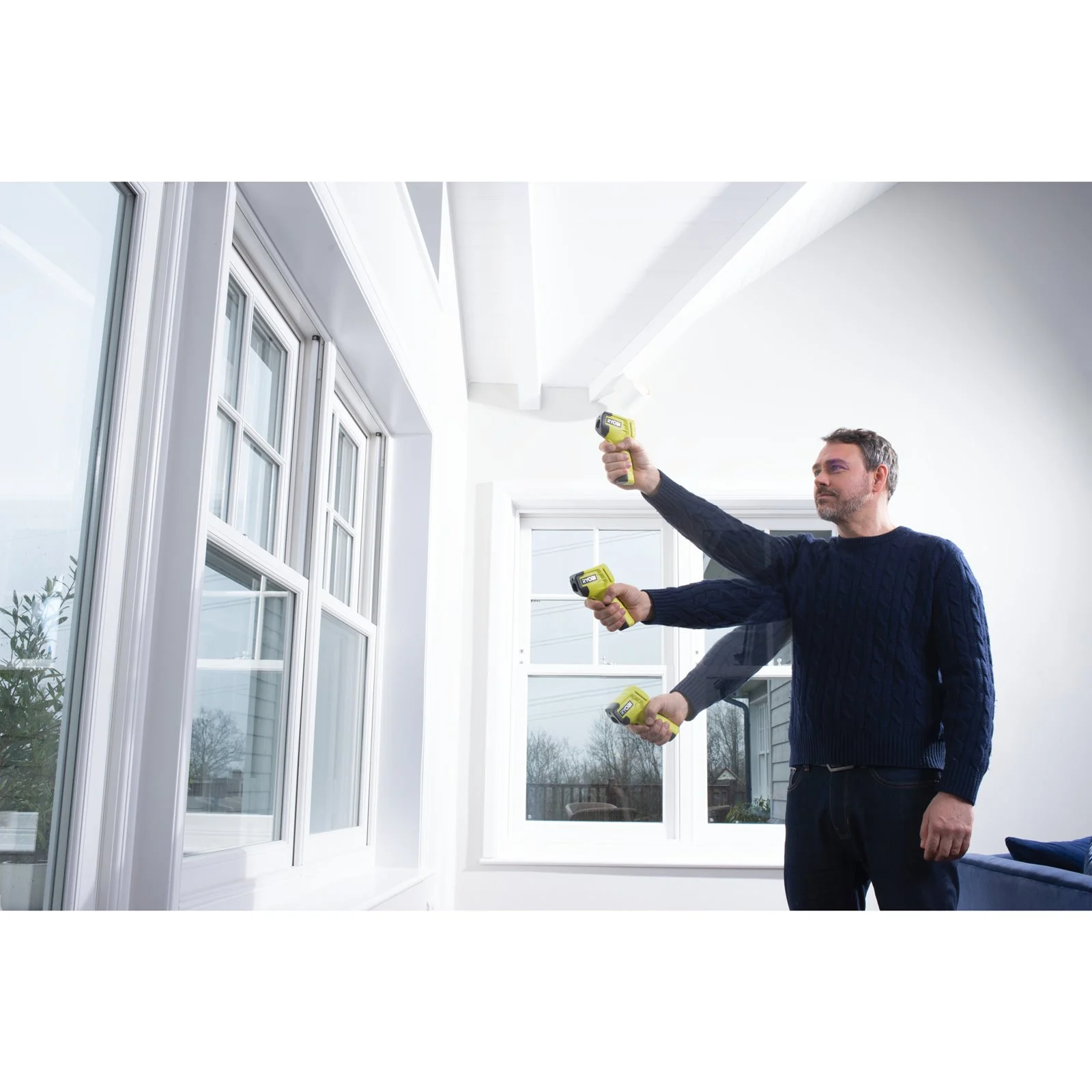Termometru cu infraroșu - 8 puncte de laser Ryobi RBIRT08 - in utilizare 5