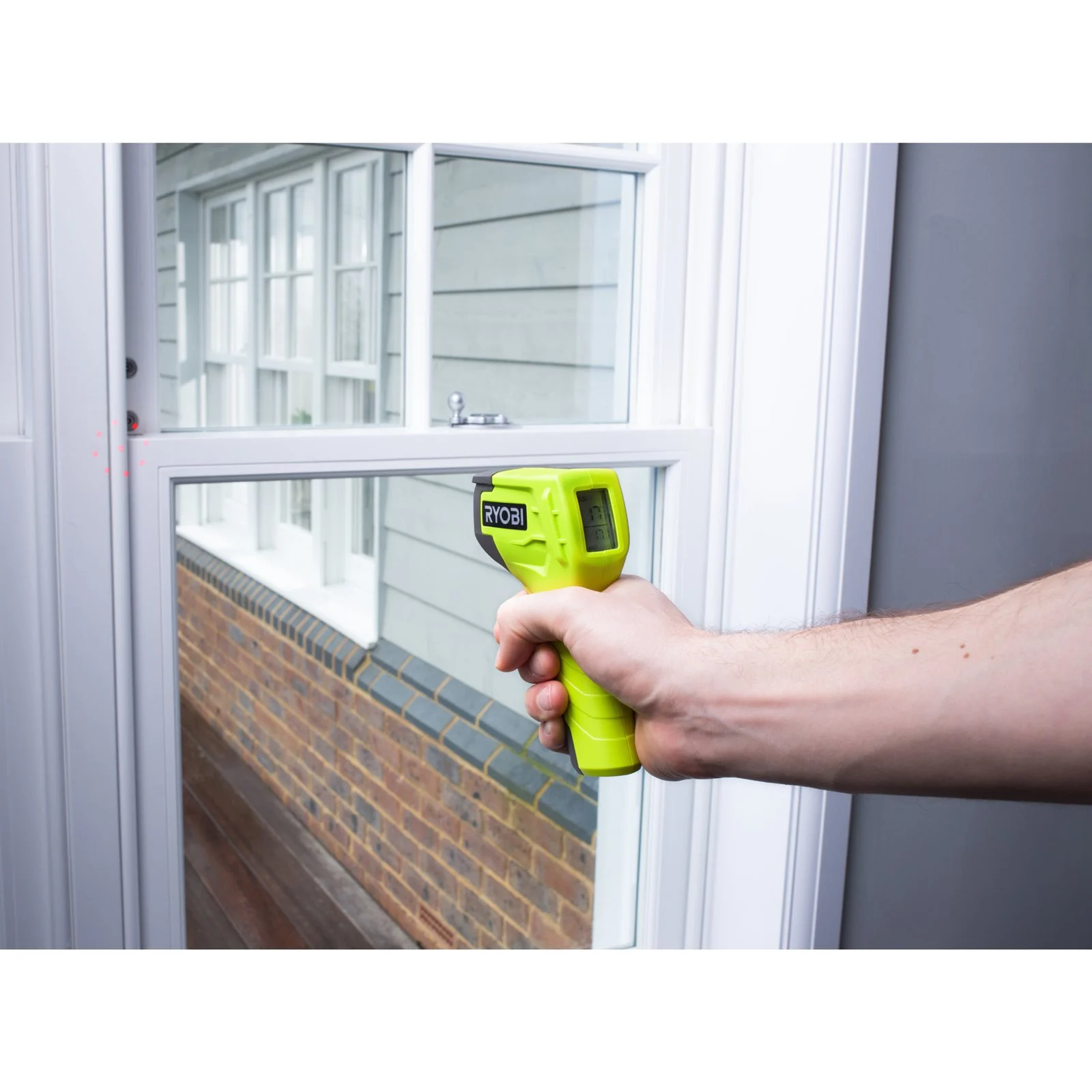 Termometru cu infraroșu - 8 puncte de laser Ryobi RBIRT08 - in utilizare 6