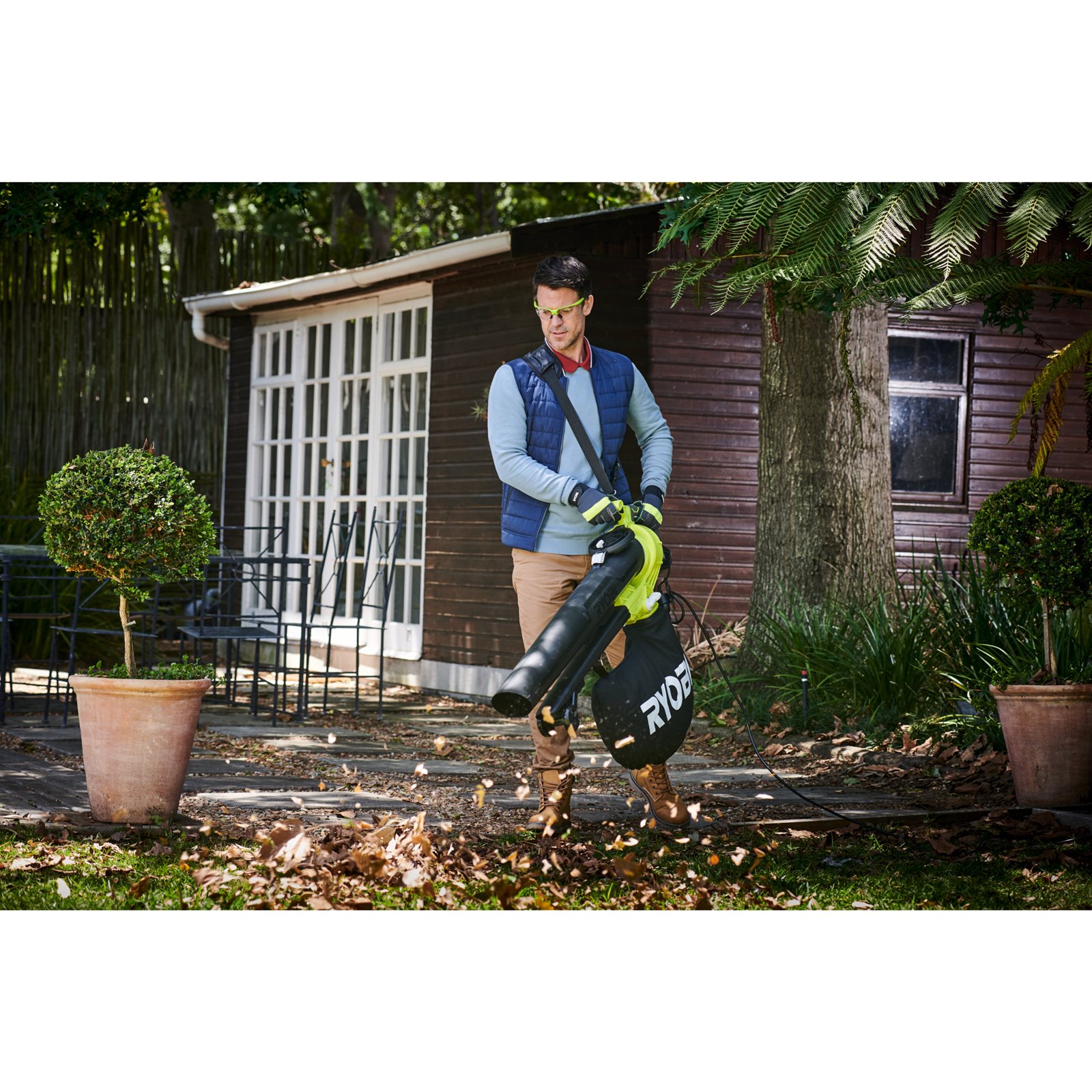 Suflantă/aspirator 3000W, 3 funcții Ryobi RBV3000CESV - in utilizare 1