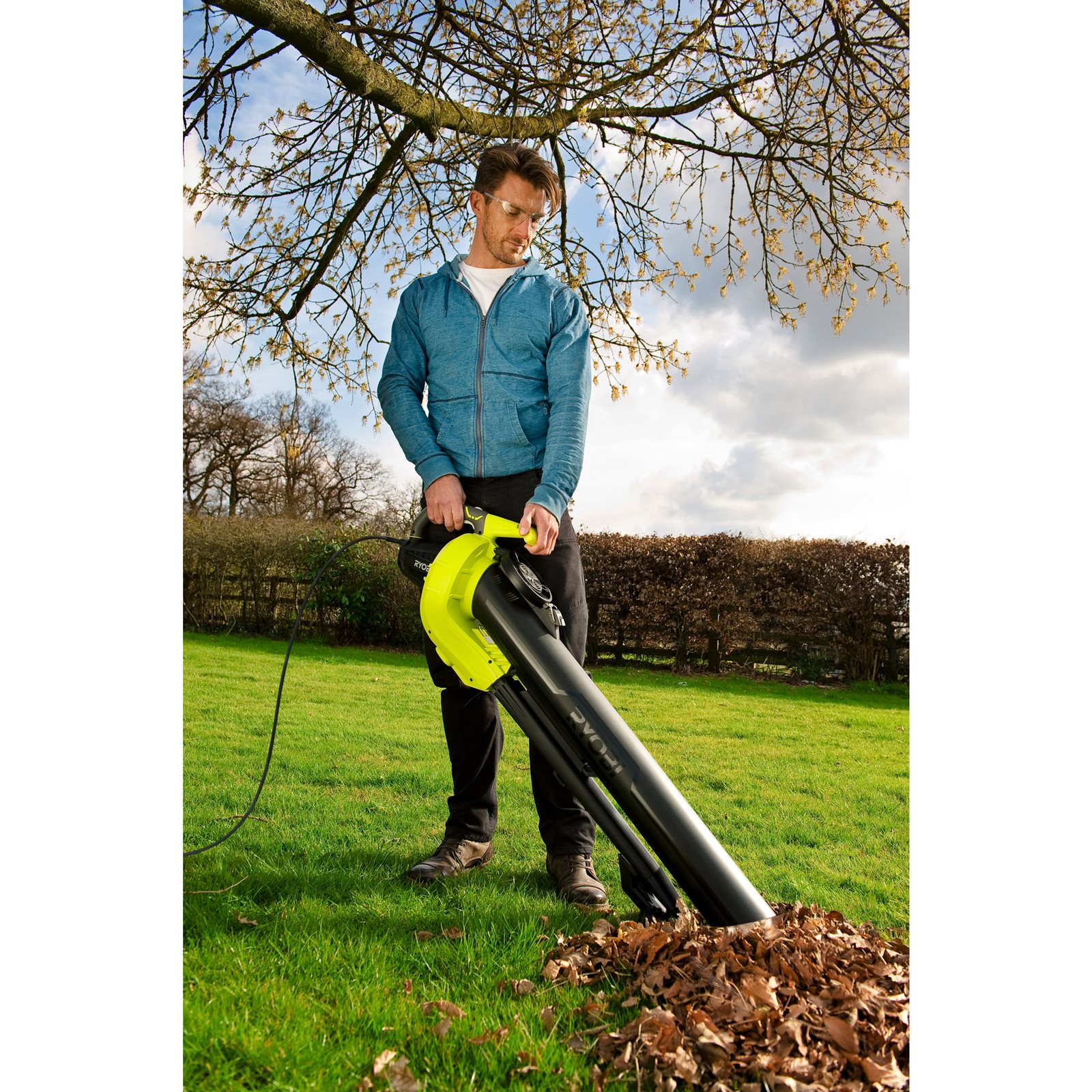 Suflantă/aspirator 3000W, 3 funcții Ryobi RBV3000CESV - in utilizare 3