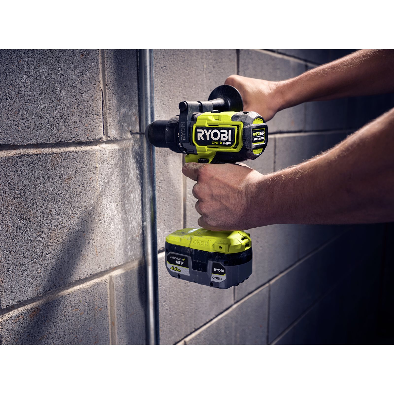Baterie Lithium+ 1 x 4,0Ah și baterie Lithium+ 1 x 2,0Ah baterii și încărcător Ryobi RC18120-242X - in utilizare 1