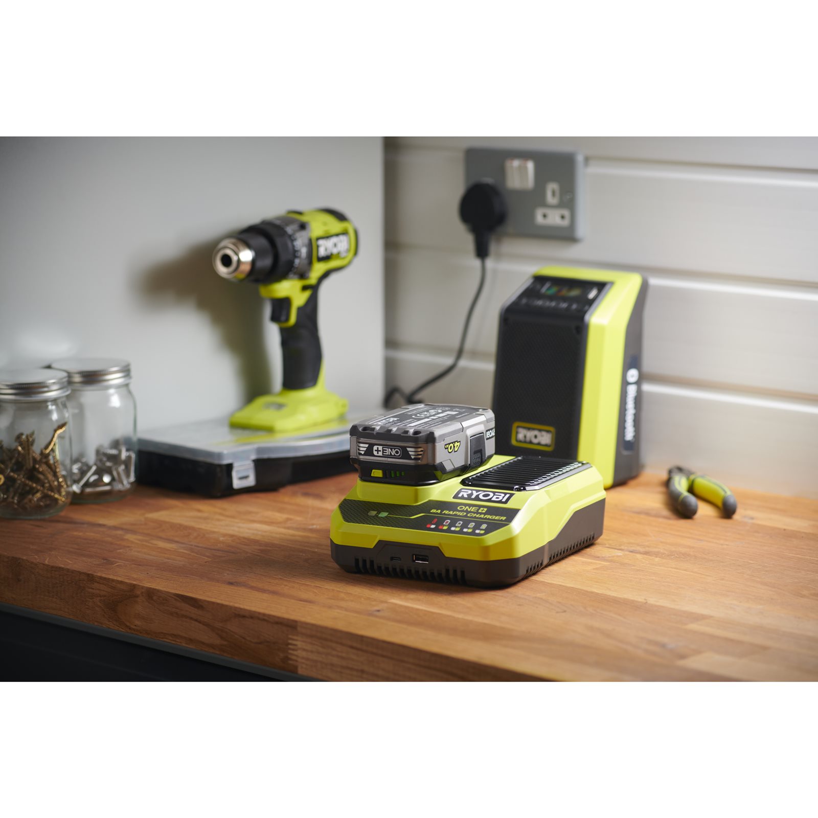 Încărcător rapid ONE+ de 18V Ryobi RC18180 - in utilizare 2