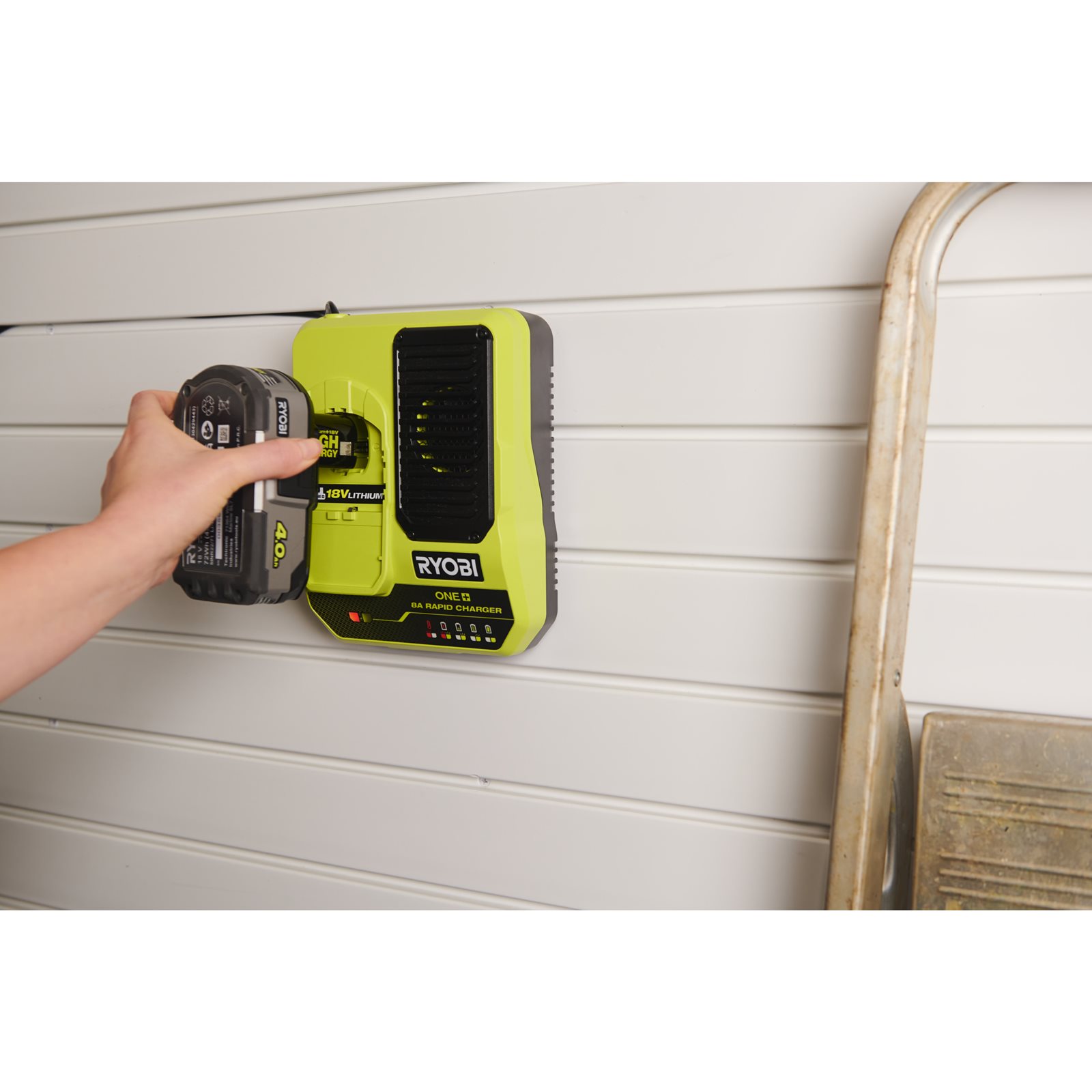 Încărcător rapid ONE+ de 18V Ryobi RC18180 - in utilizare 3