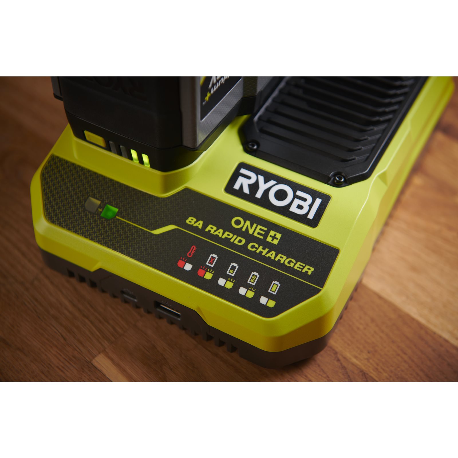 Încărcător rapid ONE+ de 18V Ryobi RC18180 - in utilizare 4
