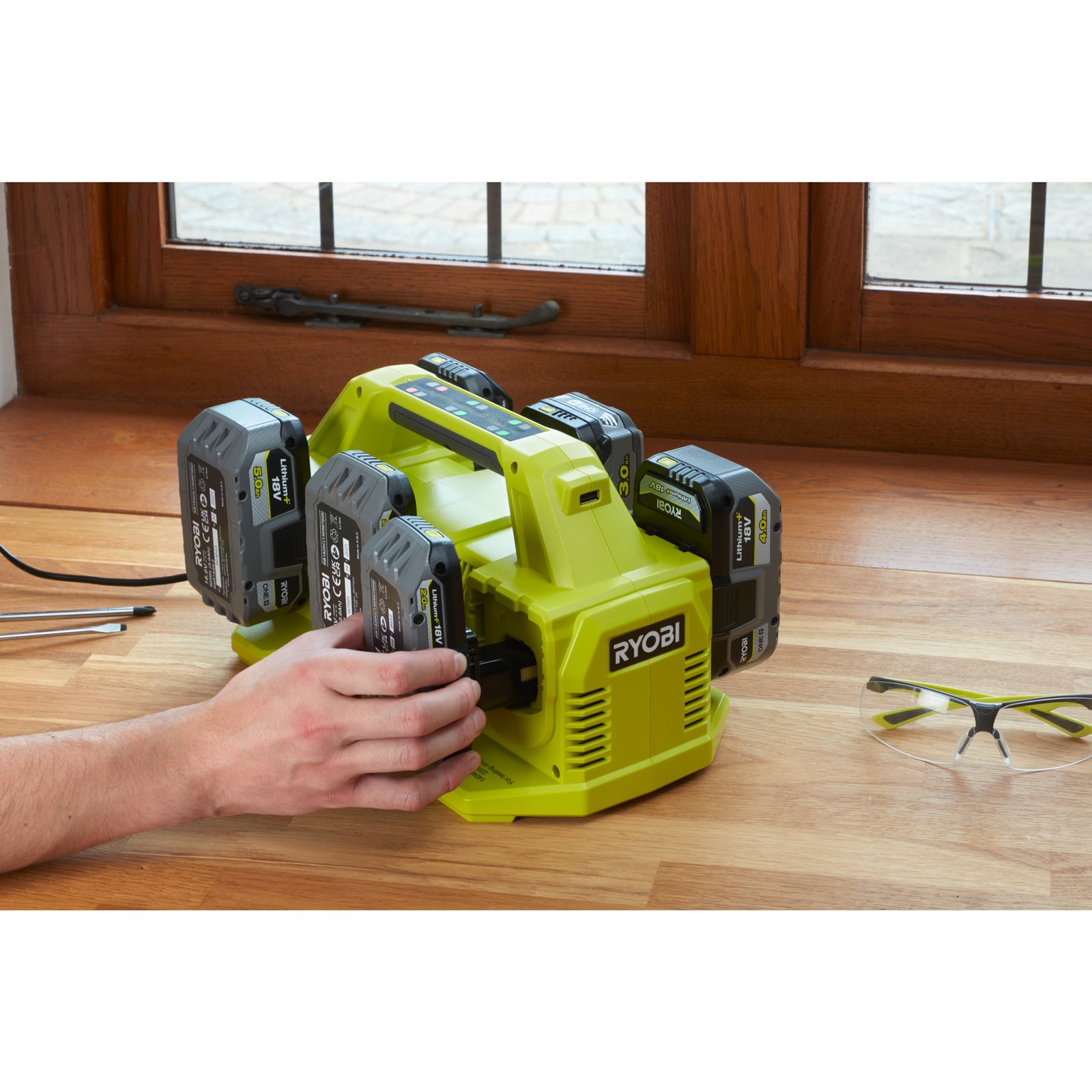 Încărcător 6 porturi 18V ONE+ Ryobi RC18640 - in utilizare 2